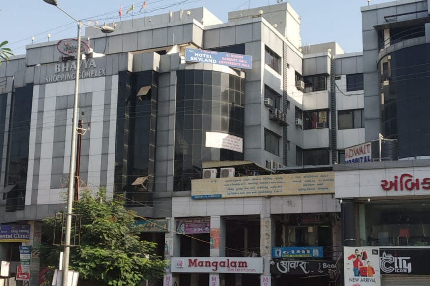 બોપલ પોલીસ સ્ટેશન (Bopal Police Station)ના સ્ટાફને બાતમી મળી કે બોપલમાં આવી સ્કાય લેન્ડ હોટલમાં કેટલાંક વેપારીઓ જુગાર રમી રહ્યા છે. જેથી બોપલ પોલીસ તાત્કાલિક ત્યાં રવાના થઈ હતી. ત્યાં જઈને પહેલા તપાસ કરી અને બાતમી પાક્કી થતા જ હોટલમાં રેડ કરી હતી. રેડ દરમિયાન રૂમ નંબર-510માં છ લોકો પત્તાનો જુગાર રમતા હતા. બોપલ પોલીસ સ્ટેશન (Bopal Police Station)ના સ્ટાફને બાતમી મળી કે બોપલમાં આવી સ્કાય લેન્ડ હોટલમાં કેટલાંક વેપારીઓ જુગાર રમી રહ્યા છે. જેથી બોપલ પોલીસ તાત્કાલિક ત્યાં રવાના થઈ હતી. ત્યાં જઈને પહેલા તપાસ કરી અને બાતમી પાક્કી થતા જ હોટલમાં રેડ કરી હતી. રેડ દરમિયાન રૂમ નંબર-510માં છ લોકો પત્તાનો જુગાર રમતા હતા.