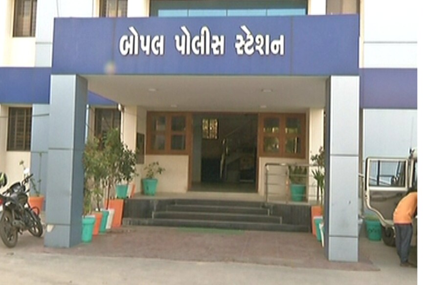 પકડાયેલા જુગારીઓના નામ આ મુજબ છે : રાજુ શાહ - મેનેજર (ભગવતી નગર, કોતરપુર), ધર્મેશ મહેતા (ભગવતી નગર, કોતરપુર), ખ્વાજા મયૂદ્દીન શેખ ( વટવા), સૈયદ અલી રસુલ મિયા સૈયદ (રામોલ ગામ), ભાવેશ શાહ (સદન ફ્લેટ, વાસણા), મોહમદ આસિફ (ગોમતીપુર) અને નિલેશ શાહ (નિલહર્ષ એપાર્ટમેન્ટ, વાસણા). પકડાયેલા જુગારીઓના નામ આ મુજબ છે : રાજુ શાહ - મેનેજર (ભગવતી નગર, કોતરપુર), ધર્મેશ મહેતા (ભગવતી નગર, કોતરપુર), ખ્વાજા મયૂદ્દીન શેખ ( વટવા), સૈયદ અલી રસુલ મિયા સૈયદ (રામોલ ગામ), ભાવેશ શાહ (સદન ફ્લેટ, વાસણા), મોહમદ આસિફ (ગોમતીપુર) અને નિલેશ શાહ (નિલહર્ષ એપાર્ટમેન્ટ, વાસણા).