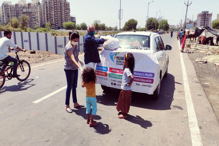 રોજેરોજ અમદાવાદની સડકો પર તેમના દ્વારા ૩થી ૪ ગાડીઓ ભોજન લઇ સવાર સાંજ નીકળે છે અને લોકો સુધી અન્ન પહોંચાડે છે. સમયનો તકાજો છે. રોજેરોજ અમદાવાદની સડકો પર તેમના દ્વારા ૩થી ૪ ગાડીઓ ભોજન લઇ સવાર સાંજ નીકળે છે અને લોકો સુધી અન્ન પહોંચાડે છે. સમયનો તકાજો છે.