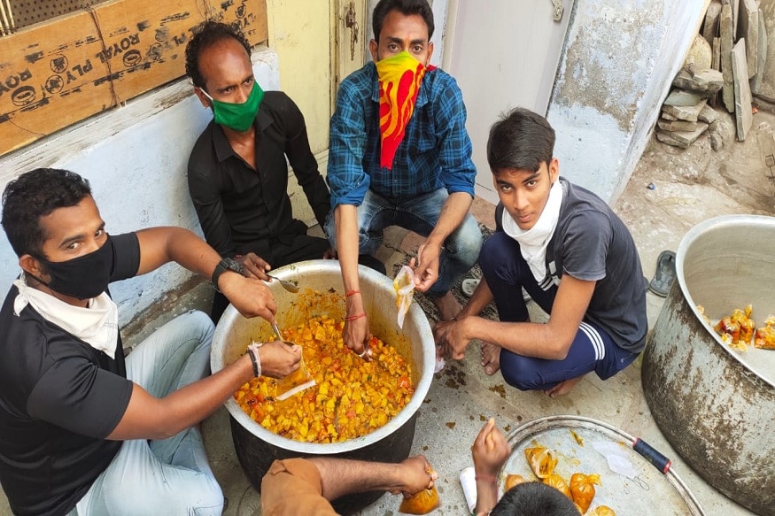 કોરોનાના કહેરના આ વિકટ સમયમાં હ્યુમન ડેવલમેન્ટ ફેડરેશન ઓફ ઈન્ડિયા સતત લોકોની પડખે રહી તેમના સુધી અન્ન પહોંચાડવાનું કાર્ય કરી રહ્યું છે. શહેરના સિક્યુરિટી ગાર્ડસ, શ્રમજીવી પરિવારો અને વિવિધ કન્સ્ટ્રક્શન સાઈટો પર કામ કરતા મજૂરો સુધી ઘરે બનાવેલું અન્ન પહોંચાડવામા આવ્યું. કોરોનાના કહેરના આ વિકટ સમયમાં હ્યુમન ડેવલમેન્ટ ફેડરેશન ઓફ ઈન્ડિયા સતત લોકોની પડખે રહી તેમના સુધી અન્ન પહોંચાડવાનું કાર્ય કરી રહ્યું છે. શહેરના સિક્યુરિટી ગાર્ડસ, શ્રમજીવી પરિવારો અને વિવિધ કન્સ્ટ્રક્શન સાઈટો પર કામ કરતા મજૂરો સુધી ઘરે બનાવેલું અન્ન પહોંચાડવામા આવ્યું.