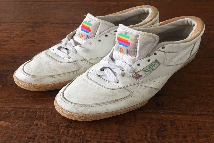 સૌથી પહેલા Apple Shoesની વાત કરીએ તો 80ના દશકના અંતમાં એપલ તરફથી એક ફેશન લાઈન લોન્ચ કરી હતી. જેમાં બુટ પણ એક ભાગ હતો. જોકે, આ બુટને લોકો માટે સેલમાં ક્યારેય ઉતારવામાં આવ્યા ન્હોતા. માત્ર એપલના કર્મચારીઓ તરફથી પ્રોટોટાઈપ રીતે આનો ઉપયોગ કરવામાં આવ્યો હતો. (ફાઈલ તસવીર) સૌથી પહેલા Apple Shoesની વાત કરીએ તો 80ના દશકના અંતમાં એપલ તરફથી એક ફેશન લાઈન લોન્ચ કરી હતી. જેમાં બુટ પણ એક ભાગ હતો. જોકે, આ બુટને લોકો માટે સેલમાં ક્યારેય ઉતારવામાં આવ્યા ન્હોતા. માત્ર એપલના કર્મચારીઓ તરફથી પ્રોટોટાઈપ રીતે આનો ઉપયોગ કરવામાં આવ્યો હતો. (ફાઈલ તસવીર)