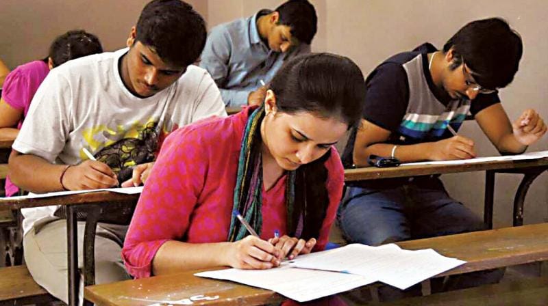 આગામી પાંચ મહિનામાં રાજ્યના 20 હજારથી (20,000 governmet jobs in Gujarat) વધુ યુવાઓને સરકારી નોકરીની વ્યાપક તક મળશે. રાજ્યના યુવાનો માટે સરકારી વિભાગોમાં રોજગારીની નવી તકો મુખ્યમંત્રી રૂપાણીએ કરી છે. તાજેતરમાં જ એક અહેવાલ મુજબ કેન્દ્ર સરકારમાં પણ ભરતી પ્રક્રિયા હાલ પૂરતી મોકૂફની સ્થિતિમાં છે ત્યારે ગુજરાતમાં આગામી 5 મહિનામાં 20,000 યુવાનો માટે સરકારી નોકરીની નવી તક ખુલતા રાજ્યમાં અનેક યુવાનોમાં આશાનું કિરણ જન્મ્યું છે. (ફાઇલ તસવીર) આગામી પાંચ મહિનામાં રાજ્યના 20 હજારથી (20,000 governmet jobs in Gujarat) વધુ યુવાઓને સરકારી નોકરીની વ્યાપક તક મળશે. રાજ્યના યુવાનો માટે સરકારી વિભાગોમાં રોજગારીની નવી તકો મુખ્યમંત્રી રૂપાણીએ કરી છે. તાજેતરમાં જ એક અહેવાલ મુજબ કેન્દ્ર સરકારમાં પણ ભરતી પ્રક્રિયા હાલ પૂરતી મોકૂફની સ્થિતિમાં છે ત્યારે ગુજરાતમાં આગામી 5 મહિનામાં 20,000 યુવાનો માટે સરકારી નોકરીની નવી તક ખુલતા રાજ્યમાં અનેક યુવાનોમાં આશાનું કિરણ જન્મ્યું છે. (ફાઇલ તસવીર)
