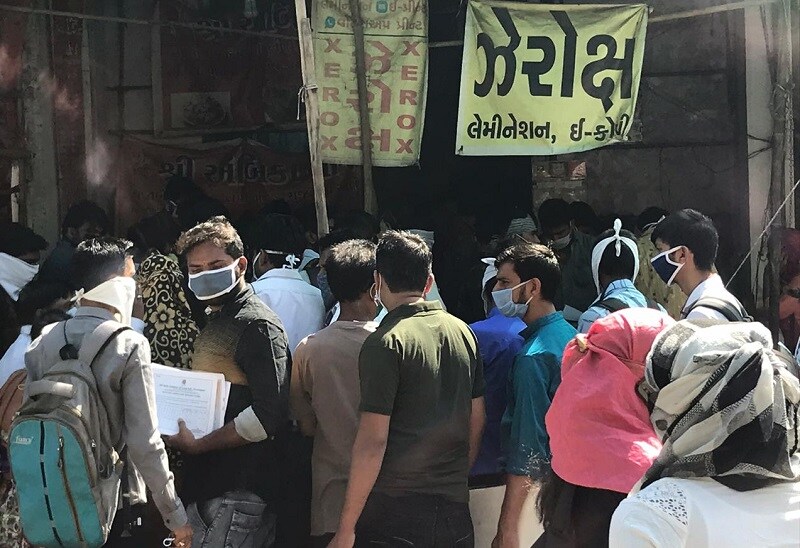 જોકે, આખરે મીડિયા માધ્યમમાં સમાચાર પ્રસારિત થતા પોલીસ હરક્તમા આવી હતી. અમદાવાદ મહાનગર પાલિકાની મેડીકલ ઓફીસર અને પેરા મેડીકલ સપોર્ટ સ્ટાફની ભરતી સમયે એકઠા થયેલા લોકોને દૂર કર્યા હતા. ઇન્ટરવ્યુની લાઇનમાં બળજબરી પુર્વક એક મીટરનું અંતર રાખવામાં આવ્યું હતુ. જોકે, આખરે મીડિયા માધ્યમમાં સમાચાર પ્રસારિત થતા પોલીસ હરક્તમા આવી હતી. અમદાવાદ મહાનગર પાલિકાની મેડીકલ ઓફીસર અને પેરા મેડીકલ સપોર્ટ સ્ટાફની ભરતી સમયે એકઠા થયેલા લોકોને દૂર કર્યા હતા. ઇન્ટરવ્યુની લાઇનમાં બળજબરી પુર્વક એક મીટરનું અંતર રાખવામાં આવ્યું હતુ.