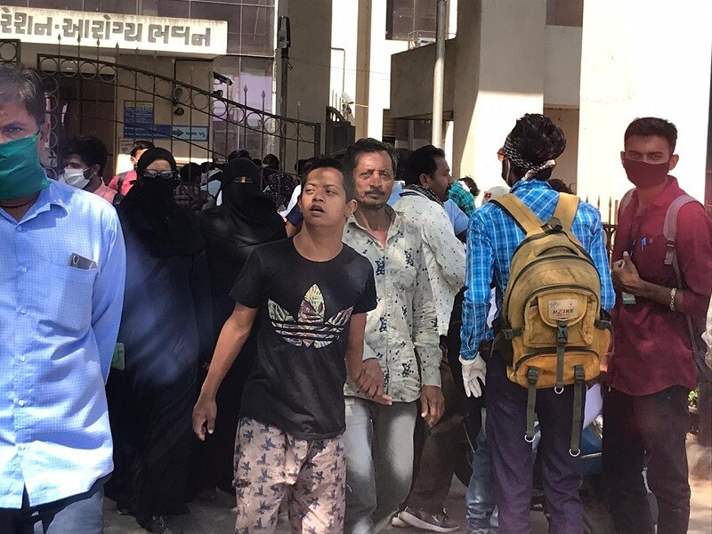 નોંધનીય છે કે, ગઇકાલે કમિશનર દ્વારા આ ભરતીની જાહેરાત કરવામાં આવી હતી. કોરોના વાયરસ પગલે એએમસી દ્વારા 1200 બેડની હોસ્પિટલ ઉભી કરવામાં આવી છે. ત્યારે સ્ટાફની ઘટ ન પડે તે માટે આ ભરતીની જાહેરાત કરવામાં આવી હતી. પરંતુ મોટી સંખ્યામાં લોકો ઉમટી પડ્યા હતા. એક મિટર દૂર રહેવાના નિયમનું ખુલ્લેઆમ અહીં ઉલ્લંઘન કરવામાં આવ્યું હતુ. 11 મહિનાની કરાર સાથે નોકરી માટે અંક અંદાજ મુજબ 2 હજાર લોકો આવી ગયા હતા. નોંધનીય છે કે, ગઇકાલે કમિશનર દ્વારા આ ભરતીની જાહેરાત કરવામાં આવી હતી. કોરોના વાયરસ પગલે એએમસી દ્વારા 1200 બેડની હોસ્પિટલ ઉભી કરવામાં આવી છે. ત્યારે સ્ટાફની ઘટ ન પડે તે માટે આ ભરતીની જાહેરાત કરવામાં આવી હતી. પરંતુ મોટી સંખ્યામાં લોકો ઉમટી પડ્યા હતા. એક મિટર દૂર રહેવાના નિયમનું ખુલ્લેઆમ અહીં ઉલ્લંઘન કરવામાં આવ્યું હતુ. 11 મહિનાની કરાર સાથે નોકરી માટે અંક અંદાજ મુજબ 2 હજાર લોકો આવી ગયા હતા.