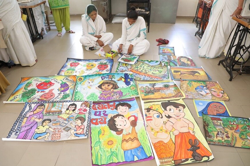 બન્નો જોષીએ જણાવ્યું હતું કે, એક મહિલા જેલ અધિક્ષક તરીકે જ્યારે મને ફરજ સોંપવામાં આવી ત્યારે મારી સમક્ષ અનેક પડકારો હતા. ખાસ કરીને કેદીઓ સમાજ અને જાહેર જીવનથી દુર એકાંતમાં રહેતા હોય છે. દરેક વ્યક્તિની જરૂરીયાતો અલગ અલગ હોય છે, જેને સમજીને પુરી પાડવી. સુધારગૃહના તમામ સભ્યો માટે ભોજનની સુવિધા આસાન કરવી, તેઓનાં આરોગ્ય બાબતની સમયસર કાળજી રાખવી. આ ઉપરાંત, જેલનાં તમામ કેદીઓનું શારીરિક અને માનસિક રીતે તંદુરસ્ત રહે તે માટે વિવિધ વિભાગનાં તાલીમબધ્ધ ડોક્ટરો અને મનોચિકિત્સક દ્વારા તેનું નિયમિતપણે ચેક અપ કરીને જરૂરી દવા-સારવાર ઉપરાંત કેદીઓને જરૂર પડ્યે કાયદાકીય સલાહ-સહાય પુરી પાડવામાં આવે છે. બન્નો જોષીએ જણાવ્યું હતું કે, એક મહિલા જેલ અધિક્ષક તરીકે જ્યારે મને ફરજ સોંપવામાં આવી ત્યારે મારી સમક્ષ અનેક પડકારો હતા. ખાસ કરીને કેદીઓ સમાજ અને જાહેર જીવનથી દુર એકાંતમાં રહેતા હોય છે. દરેક વ્યક્તિની જરૂરીયાતો અલગ અલગ હોય છે, જેને સમજીને પુરી પાડવી. સુધારગૃહના તમામ સભ્યો માટે ભોજનની સુવિધા આસાન કરવી, તેઓનાં આરોગ્ય બાબતની સમયસર કાળજી રાખવી. આ ઉપરાંત, જેલનાં તમામ કેદીઓનું શારીરિક અને માનસિક રીતે તંદુરસ્ત રહે તે માટે વિવિધ વિભાગનાં તાલીમબધ્ધ ડોક્ટરો અને મનોચિકિત્સક દ્વારા તેનું નિયમિતપણે ચેક અપ કરીને જરૂરી દવા-સારવાર ઉપરાંત કેદીઓને જરૂર પડ્યે કાયદાકીય સલાહ-સહાય પુરી પાડવામાં આવે છે.