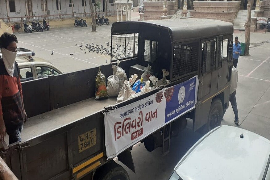મહત્વ છે કે કોરોના વાયરસની આ સંકટની ઘડીમાં પોલીસની પણ સરાહનીય કામગીરી જોવા મળી છે. રોજનું કમાઈને રોજ ખાનારા લોકો માટે પોલીસ કર્મીઓએ પણ હાથ લંબાવ્યો છે. ત્યારે દેશ પર આવી પડેલા આ સંકટનો સામનો કરવા દરેક સ્વૈચ્છિક સંસ્થાઓ, શૈક્ષણિક સંસ્થાઓ, સંગઠનો પણ મદદ કરી રહ્યા છે. તો કેટલાક કોર્પોરેટ હાઉસના કર્મચારીઓ સરકારી કર્મચારીઓના 1 દિવસનો પગાર પણ ગરીબની રાહત માટે આપવામાં આવી રહ્યા છે. સૌનું ધ્યેય માત્ર એક જ છે કે આ સંકટ સમયે કોઈ ગરીબ ભૂખ્યો ના રહે. મહત્વ છે કે કોરોના વાયરસની આ સંકટની ઘડીમાં પોલીસની પણ સરાહનીય કામગીરી જોવા મળી છે. રોજનું કમાઈને રોજ ખાનારા લોકો માટે પોલીસ કર્મીઓએ પણ હાથ લંબાવ્યો છે. ત્યારે દેશ પર આવી પડેલા આ સંકટનો સામનો કરવા દરેક સ્વૈચ્છિક સંસ્થાઓ, શૈક્ષણિક સંસ્થાઓ, સંગઠનો પણ મદદ કરી રહ્યા છે. તો કેટલાક કોર્પોરેટ હાઉસના કર્મચારીઓ સરકારી કર્મચારીઓના 1 દિવસનો પગાર પણ ગરીબની રાહત માટે આપવામાં આવી રહ્યા છે. સૌનું ધ્યેય માત્ર એક જ છે કે આ સંકટ સમયે કોઈ ગરીબ ભૂખ્યો ના રહે.