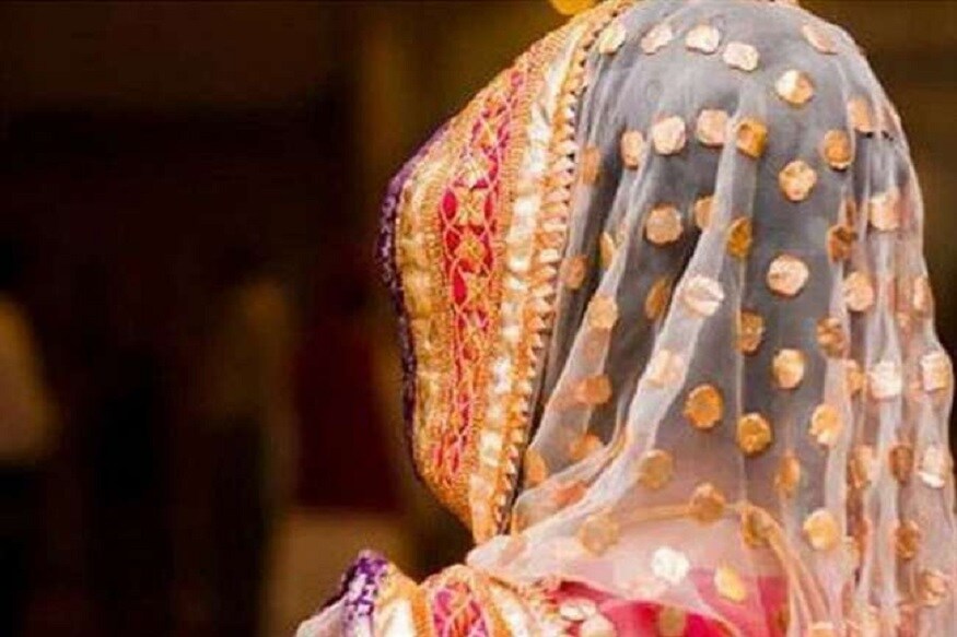 આ ઘટના મધ્ય પ્રદેશના કસરવદા પોલીસ સ્ટેશન વિસ્તારનો છે. જ્યાં વિક્કી નામના યુવકના આરતી વર્મા નામની યુવતી સાથે લગ્ન થયા હતા. વરપક્ષનો આરોપ છે કે યુવતી તરફથી લોકોએ એક લાખ રૂપિયા લઈને લગ્ન કરાવ્યા હતા. (પ્રતિકાત્મક તસવીર) આ ઘટના મધ્ય પ્રદેશના કસરવદા પોલીસ સ્ટેશન વિસ્તારનો છે. જ્યાં વિક્કી નામના યુવકના આરતી વર્મા નામની યુવતી સાથે લગ્ન થયા હતા. વરપક્ષનો આરોપ છે કે યુવતી તરફથી લોકોએ એક લાખ રૂપિયા લઈને લગ્ન કરાવ્યા હતા. (પ્રતિકાત્મક તસવીર)