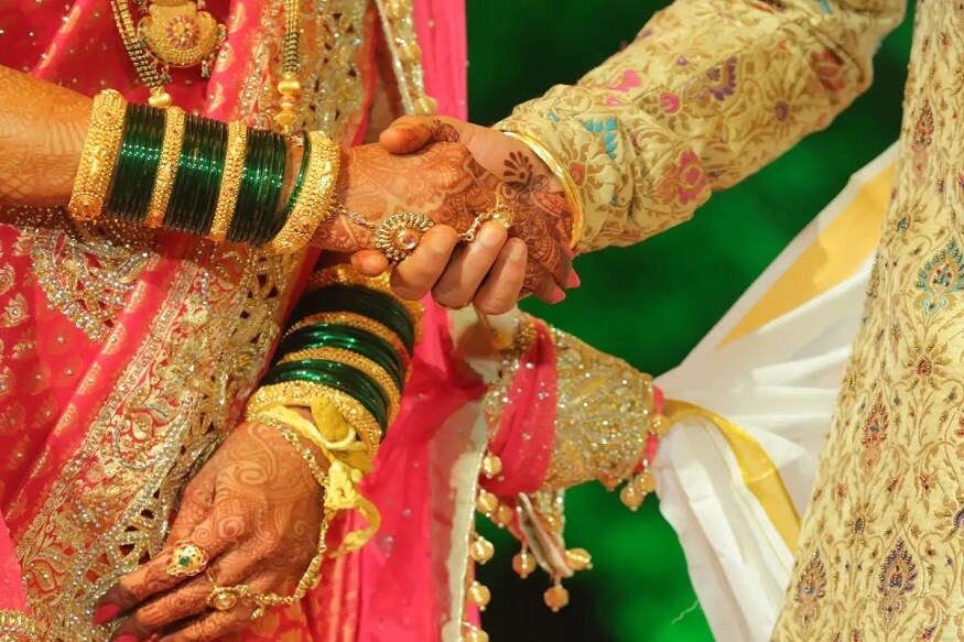 ત્યારે બંને પક્ષોએ નક્કી કરેલી તારીક જ નિકાહ કરવાનો નિર્ણય કર્યો. અને પ્રશાસનની મંજૂરી લઇને બંનેએ રાજ્યોની સીમા પર નિકાહ કર્યા. આ દરમિયાન બંને રાજ્યની પોલીસ પણ ત્યાં હાજર હતી. ત્યારે બંને પક્ષોએ નક્કી કરેલી તારીક જ નિકાહ કરવાનો નિર્ણય કર્યો. અને પ્રશાસનની મંજૂરી લઇને બંનેએ રાજ્યોની સીમા પર નિકાહ કર્યા. આ દરમિયાન બંને રાજ્યની પોલીસ પણ ત્યાં હાજર હતી.