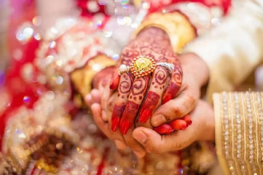 દુલ્હાને ક્વૉરન્ટીન કરાયો - બીજી તરફ, સ્વાસ્થ્ય વિભાગ મુજબ, યુવક-યુવતીના સંપર્કમાં આવેલા લોકોને ક્વૉરન્ટીન થવાનું કહેવામાં આવ્યું છે. તેમાં પોલીસકર્મીઓનો પણ સમાવેશ થાય છે. એવા લોકોની માહિતી એકત્ર કરવામાં આવી રહી વે જે યુવક-યુવતીના સંપર્કમાં આવ્યા હતા. દુલ્હાને ક્વૉરન્ટીન કરાયો - બીજી તરફ, સ્વાસ્થ્ય વિભાગ મુજબ, યુવક-યુવતીના સંપર્કમાં આવેલા લોકોને ક્વૉરન્ટીન થવાનું કહેવામાં આવ્યું છે. તેમાં પોલીસકર્મીઓનો પણ સમાવેશ થાય છે. એવા લોકોની માહિતી એકત્ર કરવામાં આવી રહી વે જે યુવક-યુવતીના સંપર્કમાં આવ્યા હતા.