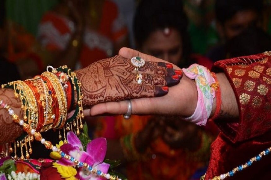 ઉલ્લેખનીય છે કે આ લોકડાઉનના કારણે અનેક નવ યુગલો અને પ્રેમી પંખીડા માટે મોટી મુશ્કેલી ઊભી થઇ છે. અનેક લગ્નો લોકડાઉનના કારણે અટકાઇને ઊભા છે. વળી કેટલીક જોડીઓ તો એવી પણ છે જેણે લોકડાઉન તોડીને એકબીજાનો સાથ મેળવી લીધો છે. ઉલ્લેખનીય છે કે આ લોકડાઉનના કારણે અનેક નવ યુગલો અને પ્રેમી પંખીડા માટે મોટી મુશ્કેલી ઊભી થઇ છે. અનેક લગ્નો લોકડાઉનના કારણે અટકાઇને ઊભા છે. વળી કેટલીક જોડીઓ તો એવી પણ છે જેણે લોકડાઉન તોડીને એકબીજાનો સાથ મેળવી લીધો છે.