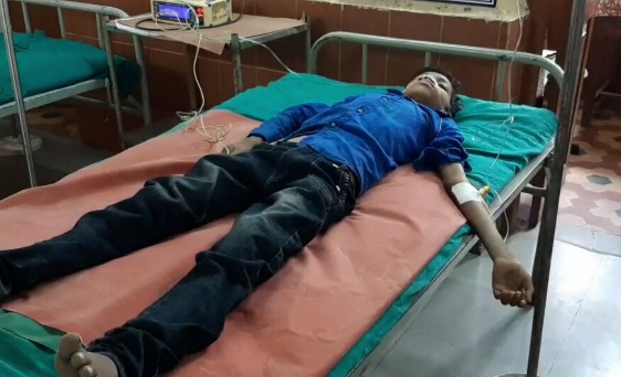 જ્યારે અન્ય વિદ્યાર્થી ગંભીર રીતે ઇજાગ્રસ્ત છે. જ્યારે અન્ય ઘટનામાં ગાડીત ગામનો યુવાન પરીક્ષા કેન્દ્રમાં પહોંચતા ચક્કર આવી ઢળી પડતા સારવાર હેઠળ હૉસ્પિટલમાં ખસેડાયો છે. જ્યારે અન્ય વિદ્યાર્થી ગંભીર રીતે ઇજાગ્રસ્ત છે. જ્યારે અન્ય ઘટનામાં ગાડીત ગામનો યુવાન પરીક્ષા કેન્દ્રમાં પહોંચતા ચક્કર આવી ઢળી પડતા સારવાર હેઠળ હૉસ્પિટલમાં ખસેડાયો છે.