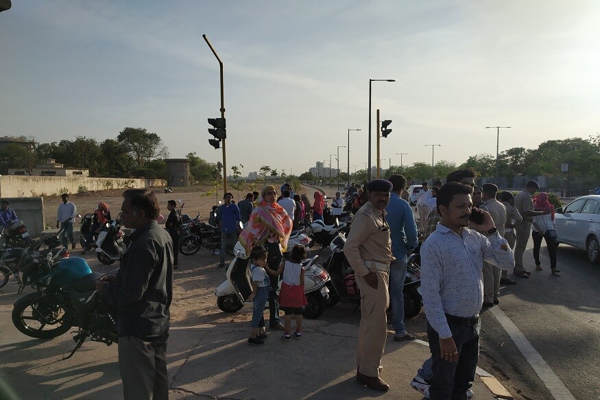 અમદાવાદ: અમદાવાદ શહેરમાં (Ahmedabad city) ટ્રાફિક પોલીસ (traffic police) દ્વારા હેલ્મેટ વગર વાહન ચલાવતાં વાહનચાલકો સામે લાલ આંખ કરી છે. શહેર પોલીસ દ્વારા શહેરના અલગ અલગ વિસ્તારોમાં ટ્રાફિક ડ્રાઇવનું આયોજન કરવામાં આવ્યું છે. જેમાં હેલ્મેટ પહેર્યા વગર વાહન ચલાવતાં વાહનચાલકો સામે દંડાત્મક કાર્યવાહી કરવામાં આવી છે. (ઋત્વીજ સોની, અમદાવાદ) અમદાવાદ: અમદાવાદ શહેરમાં (Ahmedabad city) ટ્રાફિક પોલીસ (traffic police) દ્વારા હેલ્મેટ વગર વાહન ચલાવતાં વાહનચાલકો સામે લાલ આંખ કરી છે. શહેર પોલીસ દ્વારા શહેરના અલગ અલગ વિસ્તારોમાં ટ્રાફિક ડ્રાઇવનું આયોજન કરવામાં આવ્યું છે. જેમાં હેલ્મેટ પહેર્યા વગર વાહન ચલાવતાં વાહનચાલકો સામે દંડાત્મક કાર્યવાહી કરવામાં આવી છે. (ઋત્વીજ સોની, અમદાવાદ)