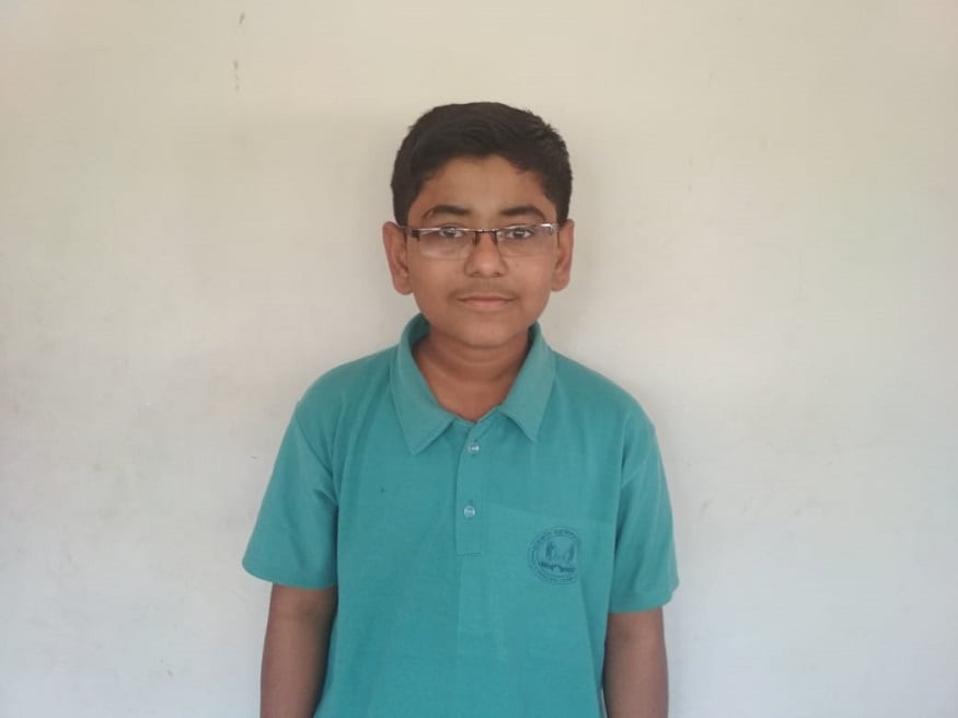 મહમદ જાફરને છેલ્લા છ માસથી શાળાના સ્પેશ્યલ શિક્ષક લતાબેન પટેલ તાલીમ આપી રહ્યા છે. મૂળ કચ્છનાં મહમદ હનીફ હાલ રાજકોટમાં કરિયાણાનો સામાન્ય વેપાર કરે છે. વિદ્યાર્થી મહમદ જાફરની કારકિર્દીનાં શ્રેષ્ઠ ઘડતર માટે જ પરિવાર રાજકોટમાં સ્થાયી થયો છે. દિવ્યાંગ વિદ્યાર્થિની માટે જ ધો.10 ની તૈયારી કરતાં વિદ્યાર્થી મહમદ જાફરે તનતોડ મહેનત કરી છે. મહમદ જાફરને છેલ્લા છ માસથી શાળાના સ્પેશ્યલ શિક્ષક લતાબેન પટેલ તાલીમ આપી રહ્યા છે. મૂળ કચ્છનાં મહમદ હનીફ હાલ રાજકોટમાં કરિયાણાનો સામાન્ય વેપાર કરે છે. વિદ્યાર્થી મહમદ જાફરની કારકિર્દીનાં શ્રેષ્ઠ ઘડતર માટે જ પરિવાર રાજકોટમાં સ્થાયી થયો છે. દિવ્યાંગ વિદ્યાર્થિની માટે જ ધો.10 ની તૈયારી કરતાં વિદ્યાર્થી મહમદ જાફરે તનતોડ મહેનત કરી છે.