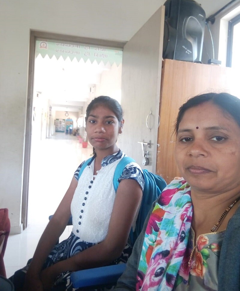 શહેરના જંકશન વિસ્તારમાં સ્થિત એકનાથ રાનડે વિદ્યાલયમાં ધો.10 માં અભ્યાસ કરતી વિદ્યાર્થિની કરિશ્મા કર્દમ જન્મથી જ મલ્ટીપલ ડિસેબીલીટીથી પીડાય છે. કરિશ્માનાં પિતા વિરેન્દ્રકુમાર વાંકાનેર રેલવે પોલીસમાં હેડ કોન્સટેબલ છે. માતા કમલેશદેવી ગૃહિણી જ્યારે કરિશ્માની બહેન આયુષી પી.ડી.યુ. મેડિકલ કોલેજમાં એમ.બી.બી.એસ. અને ભાઈ અવિનાશ નડિયાદમાં એન્જિનિયરિંગનો અભ્યાસ કરે છે. પિતા વિરેન્દ્રકુમાર જણાવે છે કે, કરિશ્માનો જન્મ થયો ત્યારે સેરેબ્રલ પાલ્સીને કારણે માનસિક અસ્થિરતા આવી ગઈ હતી. જન્મથી જ મલ્ટીપલ ડિસેબીલીટીને કારણે ખૂબ જ દર્દ સહન કર્યું. અત્યાર સુધીમાં કરિશ્માનાં આઠ ઓપરેશન થઈ ચૂક્યા છે. એકનાથ રાનડે વિદ્યાલયમાં ધો. 9 સુધી ભણ્યા બાદ ધો.10 માં બોર્ડ પરીક્ષા હોવાથી તેના લહિયા તરીકે કોણ પરીક્ષા આપશે તે માટે સ્કૂલ આચાર્ય આશિષ પાઠક સહિતનાં શિક્ષકોએ શોધ કરી અને શાળામાં જ ભણતા ધો.9 નાં વિદ્યાર્થી શેખ મહમદ જાફરે કરિશ્માના બદલે ધો.10 માં પરીક્ષા આપવાની તૈયારી બતાવી. (કરિશ્માની ફાઇલ તસવીર) શહેરના જંકશન વિસ્તારમાં સ્થિત એકનાથ રાનડે વિદ્યાલયમાં ધો.10 માં અભ્યાસ કરતી વિદ્યાર્થિની કરિશ્મા કર્દમ જન્મથી જ મલ્ટીપલ ડિસેબીલીટીથી પીડાય છે. કરિશ્માનાં પિતા વિરેન્દ્રકુમાર વાંકાનેર રેલવે પોલીસમાં હેડ કોન્સટેબલ છે. માતા કમલેશદેવી ગૃહિણી જ્યારે કરિશ્માની બહેન આયુષી પી.ડી.યુ. મેડિકલ કોલેજમાં એમ.બી.બી.એસ. અને ભાઈ અવિનાશ નડિયાદમાં એન્જિનિયરિંગનો અભ્યાસ કરે છે. પિતા વિરેન્દ્રકુમાર જણાવે છે કે, કરિશ્માનો જન્મ થયો ત્યારે સેરેબ્રલ પાલ્સીને કારણે માનસિક અસ્થિરતા આવી ગઈ હતી. જન્મથી જ મલ્ટીપલ ડિસેબીલીટીને કારણે ખૂબ જ દર્દ સહન કર્યું. અત્યાર સુધીમાં કરિશ્માનાં આઠ ઓપરેશન થઈ ચૂક્યા છે. એકનાથ રાનડે વિદ્યાલયમાં ધો. 9 સુધી ભણ્યા બાદ ધો.10 માં બોર્ડ પરીક્ષા હોવાથી તેના લહિયા તરીકે કોણ પરીક્ષા આપશે તે માટે સ્કૂલ આચાર્ય આશિષ પાઠક સહિતનાં શિક્ષકોએ શોધ કરી અને શાળામાં જ ભણતા ધો.9 નાં વિદ્યાર્થી શેખ મહમદ જાફરે કરિશ્માના બદલે ધો.10 માં પરીક્ષા આપવાની તૈયારી બતાવી. (કરિશ્માની ફાઇલ તસવીર)