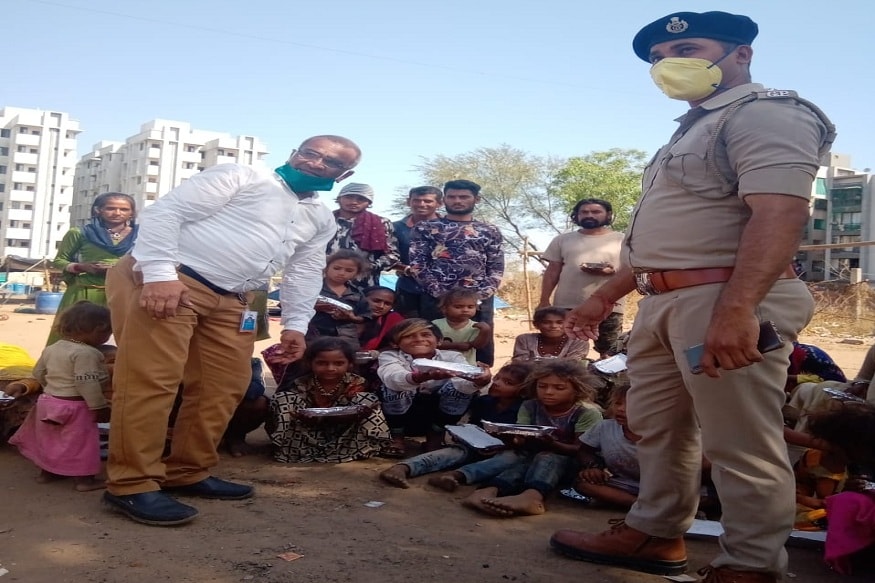 રામોલ વિસ્તારમાં ઝુંપડી બાંધીને રહેતા ગરીબ પરિવારો શ્રમજીવી તથા જરૂરિયાતમંદ લોકોને ફુડ પેકેટ આપવામાં આવ્યા હતા. લોકો પણ અન્ન મળતા ખુશ ખુશાલ જોવા મળ્યા હતા.<br />રામોલ પોલીસ સમગ્ર વિસ્તારમાં સંકટની ઘડીમાં કોઈ ભૂખ્યું ન રહે તે માટે વિશેષ કામગીરી કરી રહી છે સાથે જ સામાજિક સંસ્થાઓ પણ તેમાં સાથે રહી પોતાની સામાજિક જવાબદારી અદા કરતી નજરે પડે છે. રામોલ વિસ્તારમાં ઝુંપડી બાંધીને રહેતા ગરીબ પરિવારો શ્રમજીવી તથા જરૂરિયાતમંદ લોકોને ફુડ પેકેટ આપવામાં આવ્યા હતા. લોકો પણ અન્ન મળતા ખુશ ખુશાલ જોવા મળ્યા હતા.<br />રામોલ પોલીસ સમગ્ર વિસ્તારમાં સંકટની ઘડીમાં કોઈ ભૂખ્યું ન રહે તે માટે વિશેષ કામગીરી કરી રહી છે સાથે જ સામાજિક સંસ્થાઓ પણ તેમાં સાથે રહી પોતાની સામાજિક જવાબદારી અદા કરતી નજરે પડે છે.