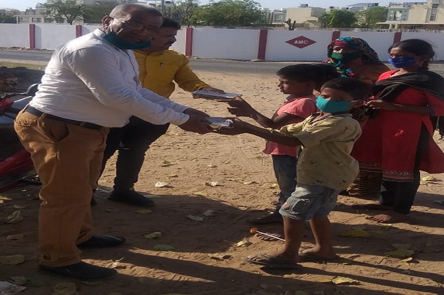 11 દિવસની સારવાર બાદ મળી રજા<br />રામોલ પોલીસ સ્ટેશન પી.એસ.આઇ બી બી સોલંકીએ જણાવ્યું હતું કે કોરોના વાયરસ ખુબ જ ઘાતક વાયરસ છે અને સંકટની આ ઘડી છે. સહુ કોઈએ પોતાના ઘરમાં જ રહેવું તે તેના સામે રક્ષણ મેળવવા રામબાણ શસ્ત્ર છે. 11 દિવસની સારવાર બાદ મળી રજા<br />રામોલ પોલીસ સ્ટેશન પી.એસ.આઇ બી બી સોલંકીએ જણાવ્યું હતું કે કોરોના વાયરસ ખુબ જ ઘાતક વાયરસ છે અને સંકટની આ ઘડી છે. સહુ કોઈએ પોતાના ઘરમાં જ રહેવું તે તેના સામે રક્ષણ મેળવવા રામબાણ શસ્ત્ર છે.