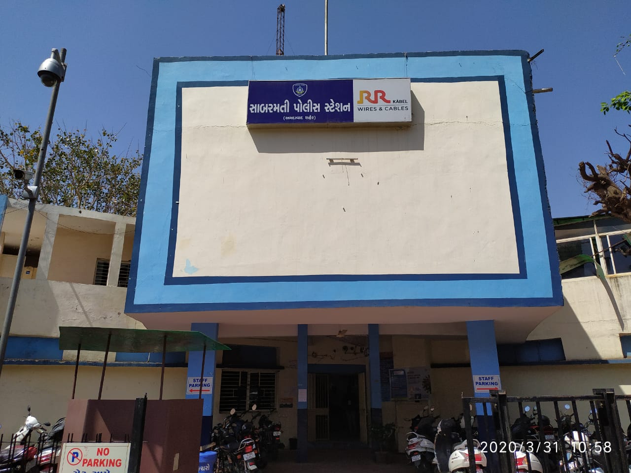 પીઆઈ આર એચ વાળા એ જણાવ્યું કે હાલ બાળકને હોસ્પિટલમાં રાખવામાં આવ્યું છે. ડોકટરના ઓબ્ઝર્વેશનમાં રાખવામાં આવ્યું છે. પત્નીની તબિયત સુધારા પર હોવાથી તેમને રજા અપાઈ છે. હાલ હું આ પરિસ્થિતિ મા પરિવારને ભલે સમય નથી આપી શકતો પણ પરિવારના અન્ય સભ્યો તમામ મદદ કરી પત્ની અને બાળકનું ધ્યાન રાખી રહ્યા છે. આઠ વર્ષની પુત્રીને પણ હું સમય નથી આપી શકતો. પણ દેશની આ પરિસ્થિતિમાં લોકોની સેવા કરવી એ અગત્યનું હોવાથી દિવસ રાત રોડ પર જ ફરજ નિભાવુ છું. અને જરૂરિયાત મંદ લોકોને જરૂર પડે ત્યારે જમવાનું કે અન્ય મદદ પણ પુરી પાડીએ છીએ. બસ લોકોની સેવા બાદ મારા બાળકની તબિયત સુધરે અને પરિવાર ખુશ રહે તેવા લોકોના આશીર્વાદ મળે એ જ પ્રાર્થના ભગવાનને છે. પીઆઈ આર એચ વાળા એ જણાવ્યું કે હાલ બાળકને હોસ્પિટલમાં રાખવામાં આવ્યું છે. ડોકટરના ઓબ્ઝર્વેશનમાં રાખવામાં આવ્યું છે. પત્નીની તબિયત સુધારા પર હોવાથી તેમને રજા અપાઈ છે. હાલ હું આ પરિસ્થિતિ મા પરિવારને ભલે સમય નથી આપી શકતો પણ પરિવારના અન્ય સભ્યો તમામ મદદ કરી પત્ની અને બાળકનું ધ્યાન રાખી રહ્યા છે. આઠ વર્ષની પુત્રીને પણ હું સમય નથી આપી શકતો. પણ દેશની આ પરિસ્થિતિમાં લોકોની સેવા કરવી એ અગત્યનું હોવાથી દિવસ રાત રોડ પર જ ફરજ નિભાવુ છું. અને જરૂરિયાત મંદ લોકોને જરૂર પડે ત્યારે જમવાનું કે અન્ય મદદ પણ પુરી પાડીએ છીએ. બસ લોકોની સેવા બાદ મારા બાળકની તબિયત સુધરે અને પરિવાર ખુશ રહે તેવા લોકોના આશીર્વાદ મળે એ જ પ્રાર્થના ભગવાનને છે.