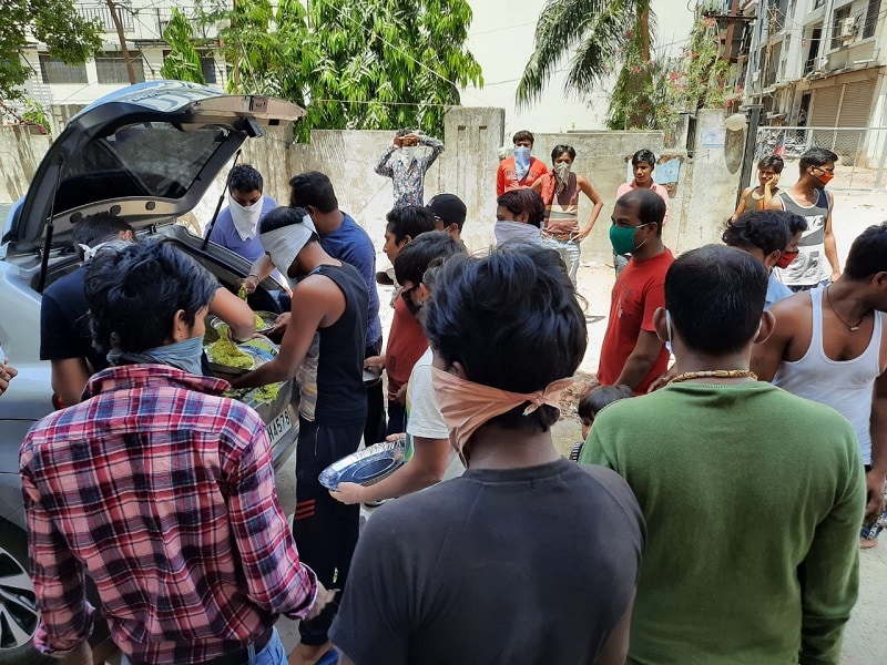 પરિવારની ચિંતાને કારણે પોતાને સુરક્ષિન સમજી નથી રહ્યા અને દિવસ દરમિયાન વતન જવા નીકળે તો પોલીસ કડકાઇ કરી રહી છે. જેને લઇને આ કારીગર મધ્ય રાત્રે શહેરનાં બહારના ભાગે આવીતી ટ્રક દ્વારા પોતાના વતન જવા નીકળી પડે છે. જોકે, વાહન નહિ મળતા કારીગર પગપાળા પણ નીકળી રહ્યાં છે. આજ પરિસ્થિતિ રહી તો આગામી દિવસમાં સુરતનાં ઉધોગ પડી ભાંગે તેવી સ્થિતિનું નિર્માણ થયું છે. જોકે, આ કારીગર વતન ગયા બાદ જલ્દીથી પરત નહિ ફરે તેવી પણ શક્યતા છે પરિવારની ચિંતાને કારણે પોતાને સુરક્ષિન સમજી નથી રહ્યા અને દિવસ દરમિયાન વતન જવા નીકળે તો પોલીસ કડકાઇ કરી રહી છે. જેને લઇને આ કારીગર મધ્ય રાત્રે શહેરનાં બહારના ભાગે આવીતી ટ્રક દ્વારા પોતાના વતન જવા નીકળી પડે છે. જોકે, વાહન નહિ મળતા કારીગર પગપાળા પણ નીકળી રહ્યાં છે. આજ પરિસ્થિતિ રહી તો આગામી દિવસમાં સુરતનાં ઉધોગ પડી ભાંગે તેવી સ્થિતિનું નિર્માણ થયું છે. જોકે, આ કારીગર વતન ગયા બાદ જલ્દીથી પરત નહિ ફરે તેવી પણ શક્યતા છે