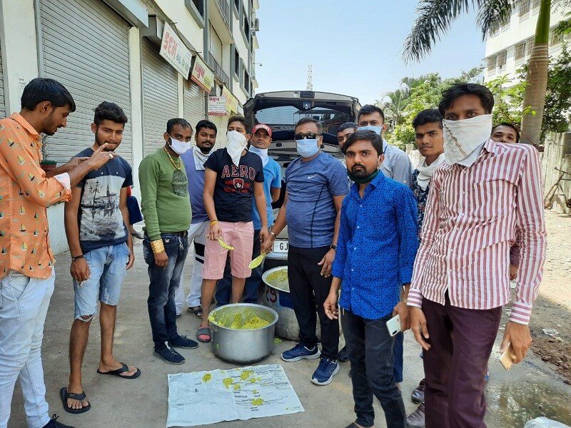 કોરોના વાયરસને લઇને લૉકડાઉનનો અમલ શરૂ થયા પછી કારખાનાઓ બંધ છે. તેવા સંજોગોમાં કારીગરોને સાચવવાની જવાબદારી ઉદ્યોગકારોએ ઉઠાવી લીધી છે. આ ઉધોગોમાં મોટા પ્રમાણમાં ઓરિસ્સા, યુપી અને બિહારનાં લોકો કામ કરે છે. આ કારીગરોને રહેવાની સાથે જમવાની તકલીફ પડે છે તે માલિકો દ્વારા કે સેવાભાવિ સંસ્થા દ્વારા તેમને મદદ કરવામાં આવે છે. પણ કશેને કશે આ કારીગર વર્ગ પોતાના વતન તરફ હિજરત કરી રહ્યા છે. વતનમાં રહેતા પરિવાર સુરત કામ કરતા પોતાના પરિવારના સભ્યની ચિંતા સતત કરી રહ્યો છે. કોરોના વાયરસને લઇને લૉકડાઉનનો અમલ શરૂ થયા પછી કારખાનાઓ બંધ છે. તેવા સંજોગોમાં કારીગરોને સાચવવાની જવાબદારી ઉદ્યોગકારોએ ઉઠાવી લીધી છે. આ ઉધોગોમાં મોટા પ્રમાણમાં ઓરિસ્સા, યુપી અને બિહારનાં લોકો કામ કરે છે. આ કારીગરોને રહેવાની સાથે જમવાની તકલીફ પડે છે તે માલિકો દ્વારા કે સેવાભાવિ સંસ્થા દ્વારા તેમને મદદ કરવામાં આવે છે. પણ કશેને કશે આ કારીગર વર્ગ પોતાના વતન તરફ હિજરત કરી રહ્યા છે. વતનમાં રહેતા પરિવાર સુરત કામ કરતા પોતાના પરિવારના સભ્યની ચિંતા સતત કરી રહ્યો છે.