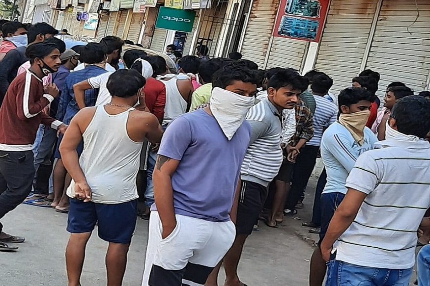 કિર્તેશ પટેલ, સુરત : કાપડ ઉધોગમાં કામ કરતા કેટલાક કારીગર માલિકો દ્વારા જમવાની અને સેવાભાવી સંસ્થાઓ દ્વારા અનેક સેવા પુરી પાડવામાં આવે છે તે છતાંય કારીગર વર્ગ પોતાના વતન તરફ હિજરત કરી રહ્યાં છે. ત્યારે દિવસ દરમિયાન પોલીસ કડકાઈ કરે તે માટે અડધી રાત્રે પગપાળા પોતાના વતન તરફ જવા નીકળી પડે છે. જોકે, આ કારીગર વર્ગ જતો રહ્યો તો સુરતનાં વેપાર ઉધોગ લાંબા સમય માટે પડી ભાગશે. કિર્તેશ પટેલ, સુરત : કાપડ ઉધોગમાં કામ કરતા કેટલાક કારીગર માલિકો દ્વારા જમવાની અને સેવાભાવી સંસ્થાઓ દ્વારા અનેક સેવા પુરી પાડવામાં આવે છે તે છતાંય કારીગર વર્ગ પોતાના વતન તરફ હિજરત કરી રહ્યાં છે. ત્યારે દિવસ દરમિયાન પોલીસ કડકાઈ કરે તે માટે અડધી રાત્રે પગપાળા પોતાના વતન તરફ જવા નીકળી પડે છે. જોકે, આ કારીગર વર્ગ જતો રહ્યો તો સુરતનાં વેપાર ઉધોગ લાંબા સમય માટે પડી ભાગશે.