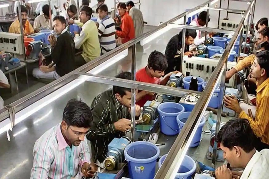સુરત : શહેરમાં રત્નકલાકારો (Diamond Workers)માં કોરોનાનું વધી રહેલું સંક્રમણ ચિંતાનો વિષય બન્યું છે. જેના અનુસંધાને હીરા યુનિટો (Diamond Units) એક અઠવાડિયું બંધ રાખવાની ચર્ચા ચાલી રહી હતી. આ માટે આજે ડાયમંડ એસોસિએશન (Surat Diamond Association) અને સુરત તંત્ર વચ્ચે બેઠક મળી હતી. જેમાં એક અઠવાડિયા સુધી હીરા યુનિટો બંઘ રાખવાનો વિચાર પડતો મૂકવામાં આવ્યો છે. પરંતુ આ માટે જે ગાઇડલાઇન (Corona Guidelines) બનાવવામાં આવી છે તેને વધારે કડક કરવામાં આવી છે. કારખાનેદારો જો આ નિયમોનું પાલન નહીં કરે તો તેમની સામે કાર્યવાહી કરવામાં આવશે. આ માટે પોલીસ પણ તપાસ કરશે. આગળ જાણો કેવા પગલાં લેવાશે, ગાઇડલાઇમાં શું ફેરફાર કરાયો? : સુરત : શહેરમાં રત્નકલાકારો (Diamond Workers)માં કોરોનાનું વધી રહેલું સંક્રમણ ચિંતાનો વિષય બન્યું છે. જેના અનુસંધાને હીરા યુનિટો (Diamond Units) એક અઠવાડિયું બંધ રાખવાની ચર્ચા ચાલી રહી હતી. આ માટે આજે ડાયમંડ એસોસિએશન (Surat Diamond Association) અને સુરત તંત્ર વચ્ચે બેઠક મળી હતી. જેમાં એક અઠવાડિયા સુધી હીરા યુનિટો બંઘ રાખવાનો વિચાર પડતો મૂકવામાં આવ્યો છે. પરંતુ આ માટે જે ગાઇડલાઇન (Corona Guidelines) બનાવવામાં આવી છે તેને વધારે કડક કરવામાં આવી છે. કારખાનેદારો જો આ નિયમોનું પાલન નહીં કરે તો તેમની સામે કાર્યવાહી કરવામાં આવશે. આ માટે પોલીસ પણ તપાસ કરશે. આગળ જાણો કેવા પગલાં લેવાશે, ગાઇડલાઇમાં શું ફેરફાર કરાયો? :