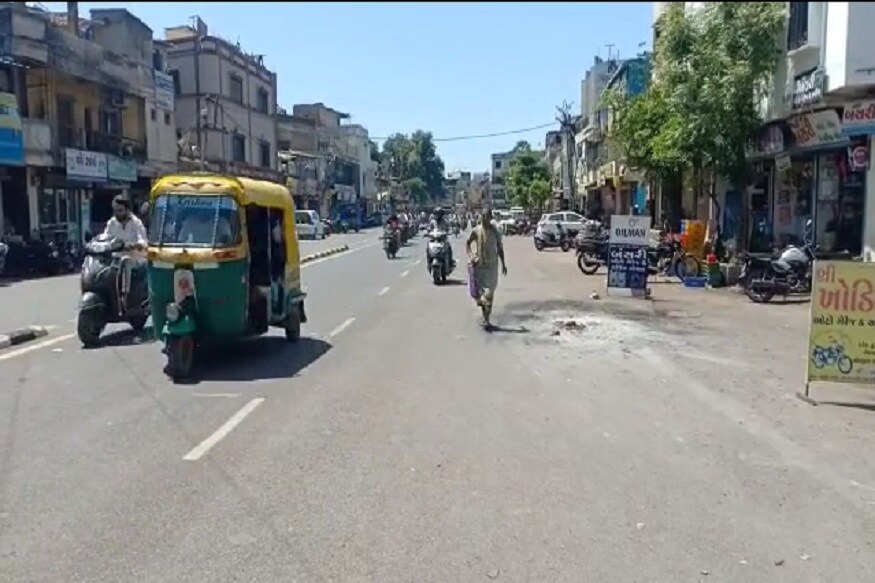 સુરતના વરાછા, કાપોદ્રા અને અમરોલીમાં શટર ઉંચા કરી ચોરી કરતી ગેંગના ત્રાસથી વેપારીઓમાં ભારે રોષ જોવા મળ્યો છે. ગતરોજ અમરોલી વિસ્તારમાં જવેલર્સની દુકાનના શટર ઉંચા કરીને ચોરીની ઘટનાને અજામ આપ્યા બાદ આજ (ગુરુવાર) રોજ ફરી આ જ ગેંગ દ્વારા ફરી પોતાનો કસબ અજમાવી ચોરીને અંજામ આપ્યો હતો. સુરતના વરાછા, કાપોદ્રા અને અમરોલીમાં શટર ઉંચા કરી ચોરી કરતી ગેંગના ત્રાસથી વેપારીઓમાં ભારે રોષ જોવા મળ્યો છે. ગતરોજ અમરોલી વિસ્તારમાં જવેલર્સની દુકાનના શટર ઉંચા કરીને ચોરીની ઘટનાને અજામ આપ્યા બાદ આજ (ગુરુવાર) રોજ ફરી આ જ ગેંગ દ્વારા ફરી પોતાનો કસબ અજમાવી ચોરીને અંજામ આપ્યો હતો.