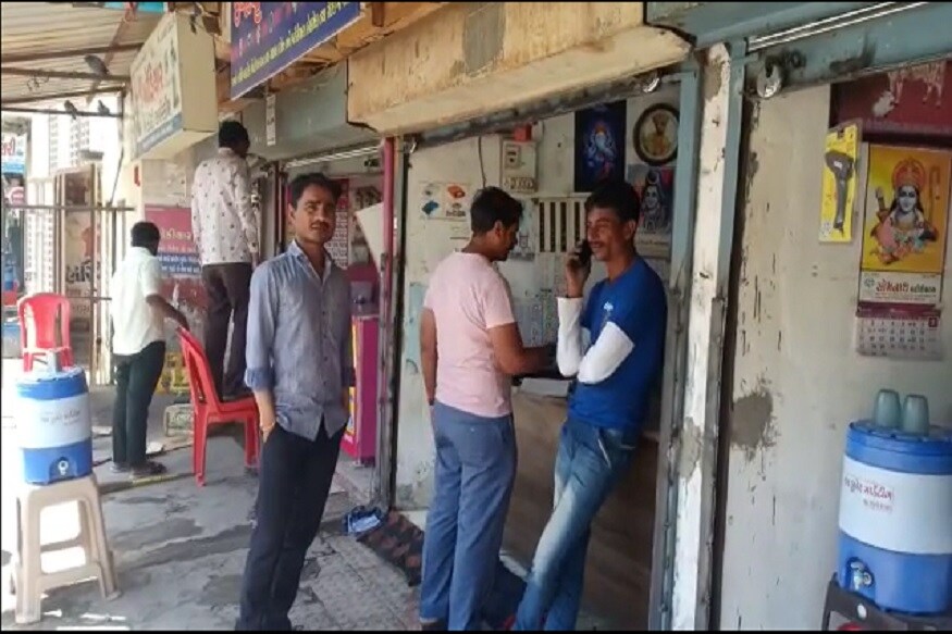 આ ગેંગ દ્વારા સમગ્ર વિસ્તાર તરખાટ મચાવ્યો છે. જોકે આ વખતે કાપોદ્રા વિસ્તારમાં આવેલ યોગી ચોક નજીક શિવદર્શન સોસાયટીની ત્રણ દુકાનોને નિશાન બનાવી શિવદર્શન સોસાયટીમાં તેમની 3 દુકાનના તાળાં માત્ર 5 કલાકની અંદર જ તૂટ્યા છે. આઈસ્ક્રીમ અને મેડિકલ સ્ટોર સહિત ત્રણ દુકાનમાંથી તસ્કરો માત્ર રોકડ રૂપિયા જ લઇ ગયા છે. આ ગેંગ દ્વારા સમગ્ર વિસ્તાર તરખાટ મચાવ્યો છે. જોકે આ વખતે કાપોદ્રા વિસ્તારમાં આવેલ યોગી ચોક નજીક શિવદર્શન સોસાયટીની ત્રણ દુકાનોને નિશાન બનાવી શિવદર્શન સોસાયટીમાં તેમની 3 દુકાનના તાળાં માત્ર 5 કલાકની અંદર જ તૂટ્યા છે. આઈસ્ક્રીમ અને મેડિકલ સ્ટોર સહિત ત્રણ દુકાનમાંથી તસ્કરો માત્ર રોકડ રૂપિયા જ લઇ ગયા છે.