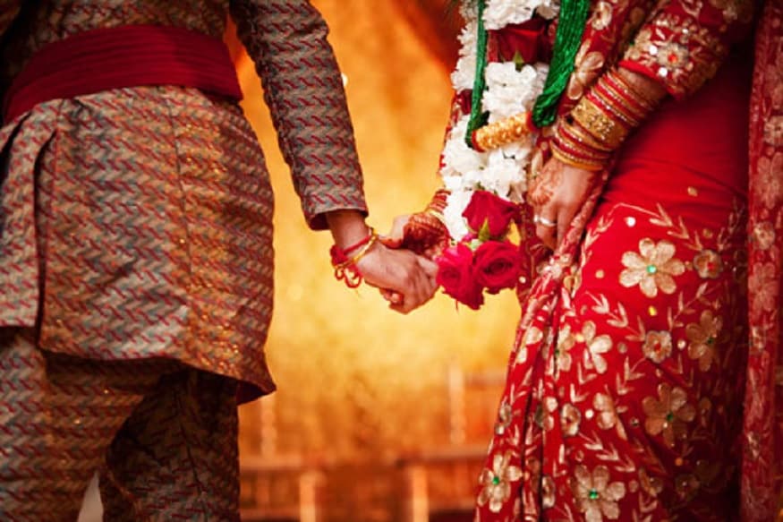 આધેડ સોમવારે સાંજે પોતાના સાથીઓ સાથે મડિહાનની એક ગામની યુવતી સાથે રાજગઢના હનુમાન મંદિરમાં લગ્ન કરવા પહોંચ્યો હતો. જોકે, આ અંગે તેની ત્રીજી પત્નીને થતાં તે મંદિર પહોંચી ગઈ હતી. (પ્રતિકાત્મક તસવીર) આધેડ સોમવારે સાંજે પોતાના સાથીઓ સાથે મડિહાનની એક ગામની યુવતી સાથે રાજગઢના હનુમાન મંદિરમાં લગ્ન કરવા પહોંચ્યો હતો. જોકે, આ અંગે તેની ત્રીજી પત્નીને થતાં તે મંદિર પહોંચી ગઈ હતી. (પ્રતિકાત્મક તસવીર)