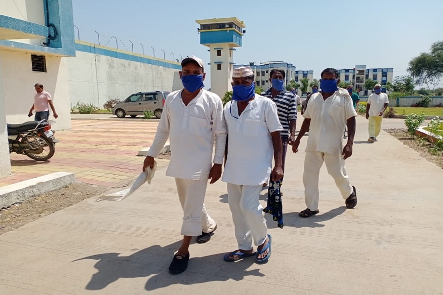 પણ કોરોનાનો એવો ડર છે કે કેદીઓને જેલ બહાર કરતા વધારે જેલમાં રહેવાનું વધારે ગમે છે. આવો.કિસ્સો નર્મદા જિલ્લામાં બન્યો છે સુપ્રીમ કોર્ટની (suprem court) હાઈપાવરની કમિટીની સૂચના એવી છે કે સાત કે એના કરતા ઓછી સજાના કેદીઓને સેસન્સ કોર્ટ દ્વારા જમીન આપવા. પણ કોરોનાનો એવો ડર છે કે કેદીઓને જેલ બહાર કરતા વધારે જેલમાં રહેવાનું વધારે ગમે છે. આવો.કિસ્સો નર્મદા જિલ્લામાં બન્યો છે સુપ્રીમ કોર્ટની (suprem court) હાઈપાવરની કમિટીની સૂચના એવી છે કે સાત કે એના કરતા ઓછી સજાના કેદીઓને સેસન્સ કોર્ટ દ્વારા જમીન આપવા.