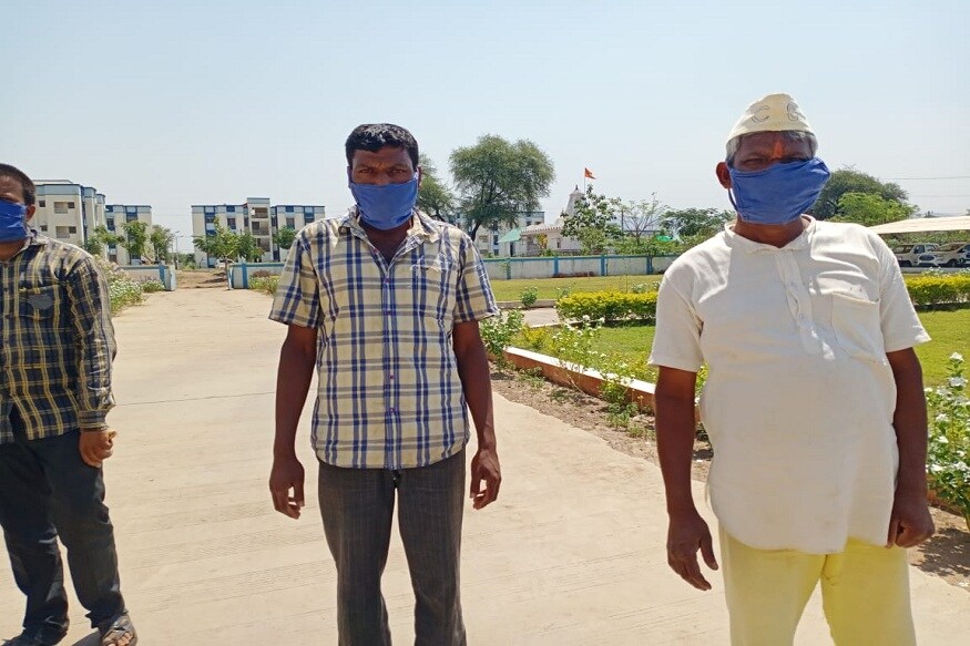 આ આદેશ મુજબ રાજપીપળા જિલ્લા જેલમાંથી કાચા કામના કેદીઓને જમીન પર છોડવામાં આવ્યા હતા. ત્યારે કોરોના વાયરસનો ભય કેદીઓને પણ લાગે છે. એમ જિલ્લા જેલમાંથી 2 કેદીઓએ પોતાના ઘરે ન જવાની જર્જ સાહેબ પાસે અપીલ કરી હતી. આ આદેશ મુજબ રાજપીપળા જિલ્લા જેલમાંથી કાચા કામના કેદીઓને જમીન પર છોડવામાં આવ્યા હતા. ત્યારે કોરોના વાયરસનો ભય કેદીઓને પણ લાગે છે. એમ જિલ્લા જેલમાંથી 2 કેદીઓએ પોતાના ઘરે ન જવાની જર્જ સાહેબ પાસે અપીલ કરી હતી.