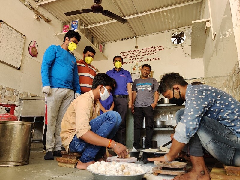 આ સજાગ ગ્રુપ ચલાવનાર નિલય શેઠ અને પાર્થ શેઠ કહે છે, કે જૈન ધર્મમાં ધર્મ ગુરુઓ અપરિગ્રહ શબ્દ વાપરે છે. અપરિગ્રહ એટલે ચીજવસ્તુઓ ભેગી નથી કરવાની. આપણે જરૂરિયાત પ્રમાણે જ ઉપયોગ કરવાનો છે. અપરિગ્રહ નું પાલન ન કરવાથી જ દુનિયામાં યુધ્ધો થાય છે. જમીન, ધન માટે વ્યક્તિ હિંસક બની જાય છે. જે કાંઈ આપણે કમાઈને ભેગું કર્યું હોય તે ગરીબોમાં વહેંચવાથી જ કોઈ પણ મહામારી માંથી બહાર આવી શકાય છે. અને હાલ કોરોના ની મહામારીમાંથી બહાર આવવા ધર્મગુરુઓ ના જણાવ્યા મુજબ ગરીબોની સેવા કરવી જરૂરી છે. સેવા કરવાથી જ આ મહામારીમાંથી બહાર આવી શકાશે. આ સજાગ ગ્રુપ ચલાવનાર નિલય શેઠ અને પાર્થ શેઠ કહે છે, કે જૈન ધર્મમાં ધર્મ ગુરુઓ અપરિગ્રહ શબ્દ વાપરે છે. અપરિગ્રહ એટલે ચીજવસ્તુઓ ભેગી નથી કરવાની. આપણે જરૂરિયાત પ્રમાણે જ ઉપયોગ કરવાનો છે. અપરિગ્રહ નું પાલન ન કરવાથી જ દુનિયામાં યુધ્ધો થાય છે. જમીન, ધન માટે વ્યક્તિ હિંસક બની જાય છે. જે કાંઈ આપણે કમાઈને ભેગું કર્યું હોય તે ગરીબોમાં વહેંચવાથી જ કોઈ પણ મહામારી માંથી બહાર આવી શકાય છે. અને હાલ કોરોના ની મહામારીમાંથી બહાર આવવા ધર્મગુરુઓ ના જણાવ્યા મુજબ ગરીબોની સેવા કરવી જરૂરી છે. સેવા કરવાથી જ આ મહામારીમાંથી બહાર આવી શકાશે.