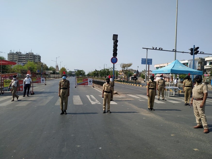 અમદાવાદમાં 145 કેડેટ્સ, 02 GCI ગર્લ્સ કેડેટ ઈન્સ્ટ્રક્ટર, 13 ANO અને 23 કાયમી ઇન્સ્ટ્રક્ટરને નિયુક્ત કરવામાં આવ્યા છે. અહર્નિષ: સેવામહે પોલિટેકનીકમાં વિદ્યાર્થીઓને ભૌતિક વિજ્ઞાનના પાઠ ભણાવનાર લેફ્ટનન્ટ દુહિતા હવે દિકરીઓને રાષ્ટ્રસેવાના પાઠ ભાણાવી રહ્યા છે. એન.સી.સી.નો ધ્યેયમંત્ર ‘એકતા ઔર અનુશાસન’ સાર્થક કરી રહ્યા છે. અમદાવાદમાં 145 કેડેટ્સ, 02 GCI ગર્લ્સ કેડેટ ઈન્સ્ટ્રક્ટર, 13 ANO અને 23 કાયમી ઇન્સ્ટ્રક્ટરને નિયુક્ત કરવામાં આવ્યા છે. અહર્નિષ: સેવામહે પોલિટેકનીકમાં વિદ્યાર્થીઓને ભૌતિક વિજ્ઞાનના પાઠ ભણાવનાર લેફ્ટનન્ટ દુહિતા હવે દિકરીઓને રાષ્ટ્રસેવાના પાઠ ભાણાવી રહ્યા છે. એન.સી.સી.નો ધ્યેયમંત્ર ‘એકતા ઔર અનુશાસન’ સાર્થક કરી રહ્યા છે.