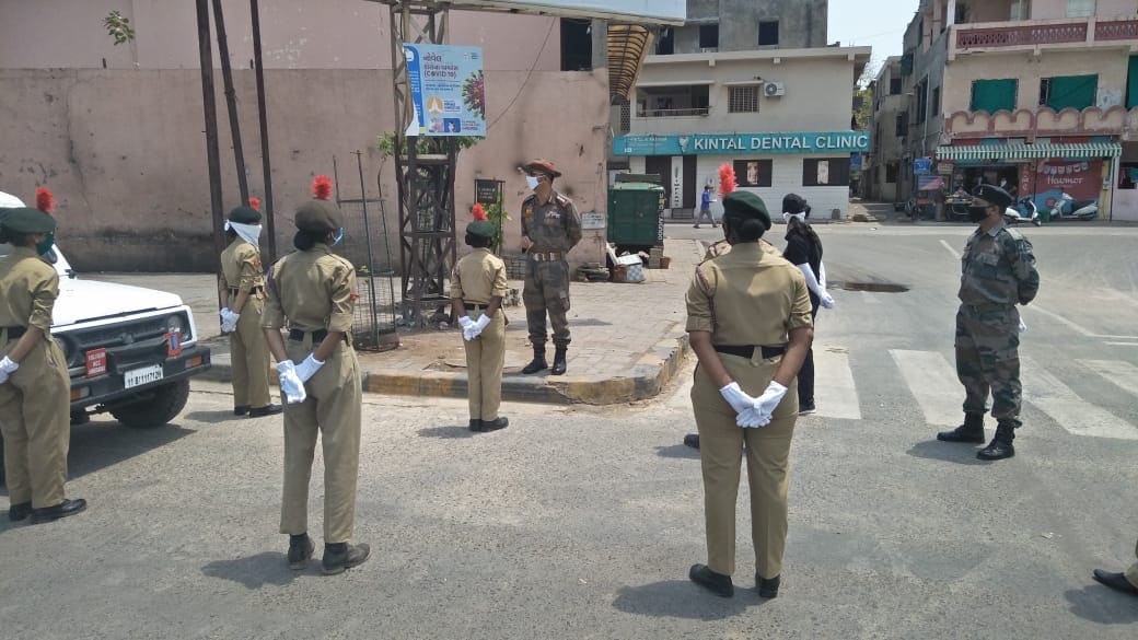ગુજરાતમાં 637 કેડેટ્સ, 54 આસિસ્ટન્ટ NCC ઓફિસર-ANO અને 85 કાયમી ઇન્સ્ટ્રક્ટરને 20 સ્થળે નિયુક્ત કરવામાં આવ્યા છે. આ ટુકડીઓને મુખ્યત્વે ટ્રાફિક સંચાલન, કતાર વ્યવસ્થાપન, અન્ન વિતરણ અને લોકોને કોવિડ-19 અંગે તકેદારી રાખવા માટે માહિતી આપવાના કાર્યોમાં નિયુક્ત કરવામાં આવ્યાં છે. ગુજરાતમાં 637 કેડેટ્સ, 54 આસિસ્ટન્ટ NCC ઓફિસર-ANO અને 85 કાયમી ઇન્સ્ટ્રક્ટરને 20 સ્થળે નિયુક્ત કરવામાં આવ્યા છે. આ ટુકડીઓને મુખ્યત્વે ટ્રાફિક સંચાલન, કતાર વ્યવસ્થાપન, અન્ન વિતરણ અને લોકોને કોવિડ-19 અંગે તકેદારી રાખવા માટે માહિતી આપવાના કાર્યોમાં નિયુક્ત કરવામાં આવ્યાં છે.