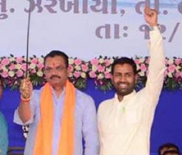 જેથી લૉકડાઉન પૂરું થયા બાદ નોમિનલ ચાર્જ લઈ અને વાહન છોડવા માટે અમરેલી જિલ્લા ભાજપના મહામંત્રી કૌશિકભાઈ વેકરીયા દ્વારા પ્રદેશ ભાજપ પ્રમુખ જીતુ વાઘાણીને ટેલેફોનિક રજૂઆત કરી અને નોમિનલ ચાર્જ લઈ અને વાહન છોડવા માટેની રજૂઆત કરી હતી. જે બાદ પ્રદેશ પ્રમુખ જીતુ વાઘાણી એ તત્કાલિ ધોરણે ગૃહ રાજ્યમંત્રી પ્રદીપસિંહ જાડેજાને રજુઆત કરતા દંડની રકમમાં માતબર ઘટાડો કરી માત્ર 500 અને 1000 રૂપિયા કરી દેવામાં આવી છે. જેથી લૉકડાઉન પૂરું થયા બાદ નોમિનલ ચાર્જ લઈ અને વાહન છોડવા માટે અમરેલી જિલ્લા ભાજપના મહામંત્રી કૌશિકભાઈ વેકરીયા દ્વારા પ્રદેશ ભાજપ પ્રમુખ જીતુ વાઘાણીને ટેલેફોનિક રજૂઆત કરી અને નોમિનલ ચાર્જ લઈ અને વાહન છોડવા માટેની રજૂઆત કરી હતી. જે બાદ પ્રદેશ પ્રમુખ જીતુ વાઘાણી એ તત્કાલિ ધોરણે ગૃહ રાજ્યમંત્રી પ્રદીપસિંહ જાડેજાને રજુઆત કરતા દંડની રકમમાં માતબર ઘટાડો કરી માત્ર 500 અને 1000 રૂપિયા કરી દેવામાં આવી છે.