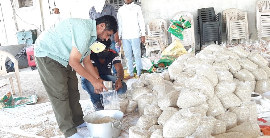 આજે લૉકડાઉનમાં આદિવાસીઓને રોજગારી મળતી નથી અને આદિવાસી વિસ્તારોમાં પિયતની સમસ્યા હોય માત્ર વરસાદ આધારિત ખેતી કરે છે. ત્યારે અંતરિયાળ આદિવાસીઓ મુશ્કેલીમાં મુકાયા છે અને જેમને હાલ ભોજન માટે જરૂરી સામગ્રીની જરૂર છે તેને 21 દિવસનાં લોકડાઉનમાં આ આદિવાસીઓને તેમના સ્થાનિક નેતા દ્વારા આપવામાં આવતું અનાજ એક આશીર્વાદ રૂપ સાબિત થઈ રહ્યું છે. આજે લૉકડાઉનમાં આદિવાસીઓને રોજગારી મળતી નથી અને આદિવાસી વિસ્તારોમાં પિયતની સમસ્યા હોય માત્ર વરસાદ આધારિત ખેતી કરે છે. ત્યારે અંતરિયાળ આદિવાસીઓ મુશ્કેલીમાં મુકાયા છે અને જેમને હાલ ભોજન માટે જરૂરી સામગ્રીની જરૂર છે તેને 21 દિવસનાં લોકડાઉનમાં આ આદિવાસીઓને તેમના સ્થાનિક નેતા દ્વારા આપવામાં આવતું અનાજ એક આશીર્વાદ રૂપ સાબિત થઈ રહ્યું છે.