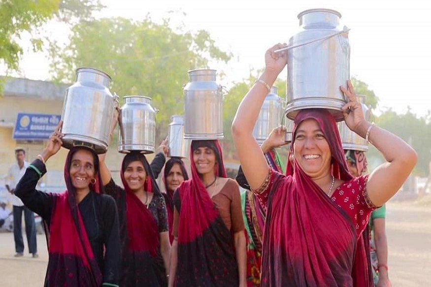 મયુર માંકડિયા, ગાંધીનગર : કોરોનાની વૈશ્વિક મહામારી સામે દેશ જજુમી રહ્યું છે. એમાં પણ જાણે કોરોના એ ગુજરાત પર મજબૂત પકડ જમાવી છે. કોરોનાને માત આપવા અને રાજ્ય સહિત દેશની પડખે ઉભા રહેવા રાજ્યની અનેક ધાર્મિક સંસ્થાઓ સહિત અન્ય સંસ્થાઓએ આગેકૂચ કરી છે. ત્યારે હવે રાજયના પશુપાલકો પણ બાકાત નથી. બનાસ ડેરીના પશુપાલકોએ પીએમ રાહત કોષમાં મોટું દાન આપ્યું છે.જિલ્લાના પશુપાલકોએ 7 કરોડ 14 લાખ રૂપિયા એકત્ર કરી પ્રધાનમંત્રી રાહત કોષમાં અનુદાન કર્યા છે. સંકટના સમયે બનાસ ડેરીના પશુપાલકો દૂધના નાણાં આપી દેશ સેવામાં અગ્રેસર બન્યા છે. મયુર માંકડિયા, ગાંધીનગર : કોરોનાની વૈશ્વિક મહામારી સામે દેશ જજુમી રહ્યું છે. એમાં પણ જાણે કોરોના એ ગુજરાત પર મજબૂત પકડ જમાવી છે. કોરોનાને માત આપવા અને રાજ્ય સહિત દેશની પડખે ઉભા રહેવા રાજ્યની અનેક ધાર્મિક સંસ્થાઓ સહિત અન્ય સંસ્થાઓએ આગેકૂચ કરી છે. ત્યારે હવે રાજયના પશુપાલકો પણ બાકાત નથી. બનાસ ડેરીના પશુપાલકોએ પીએમ રાહત કોષમાં મોટું દાન આપ્યું છે.જિલ્લાના પશુપાલકોએ 7 કરોડ 14 લાખ રૂપિયા એકત્ર કરી પ્રધાનમંત્રી રાહત કોષમાં અનુદાન કર્યા છે. સંકટના સમયે બનાસ ડેરીના પશુપાલકો દૂધના નાણાં આપી દેશ સેવામાં અગ્રેસર બન્યા છે.