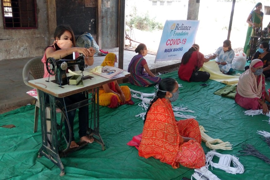 ફરીદખાન પઠાણ, વડોદરા : રિલાયન્સ ઇન્ડસ્ટ્રીઝ લિમિટેડ દ્વારા કોવિડ-19ની કટોકટીનો મુકાબલો કરવા માટે યુદ્ધના ધોરણે શ્રેણીબદ્ધ પગલાં લેવાઈ રહ્યા છે. આર્થિક અને તબીબી સહાય તથા જીવનજરૂરી ચીજવસ્તુઓનો પુરવઠો લોકો સુધી પહોંચાડવા ઉપરાંત રિલાયન્સ ઇન્ડસ્ટ્રીઝ લિમિટેડ વાયરસ સામેની લડાઈમાં દરેક તબક્કે ચાવીરૂપ ભૂમિકા ભજવી રહ્યું છે. ફરીદખાન પઠાણ, વડોદરા : રિલાયન્સ ઇન્ડસ્ટ્રીઝ લિમિટેડ દ્વારા કોવિડ-19ની કટોકટીનો મુકાબલો કરવા માટે યુદ્ધના ધોરણે શ્રેણીબદ્ધ પગલાં લેવાઈ રહ્યા છે. આર્થિક અને તબીબી સહાય તથા જીવનજરૂરી ચીજવસ્તુઓનો પુરવઠો લોકો સુધી પહોંચાડવા ઉપરાંત રિલાયન્સ ઇન્ડસ્ટ્રીઝ લિમિટેડ વાયરસ સામેની લડાઈમાં દરેક તબક્કે ચાવીરૂપ ભૂમિકા ભજવી રહ્યું છે.