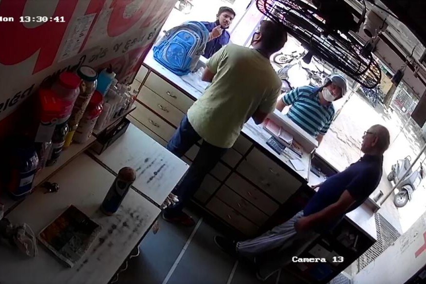 પાંચ વખત આવું બન્યું : મેડિકલ સ્ટોરના માલિકના જણાવ્યા પ્રમાણે અગાઉ પણ ચારથી પાંચ વખત આવા બનાવો બન્યા છે. દર વખતે કોઈ ગ્રાહકના પૈસા પડી ગયાનું માનીને અમે તપાસ કરી ન હતી. આ વખતે અમે સીસીટીવી ફૂટેજ ચકાસતા આ વ્યક્તિએ જાણી જોઈને આવું કર્યાનું માલુમ પડ્યું હતું. જે બાદમાં અમે પોલીસને જાણ કરી હતી. જોકે, પોલીસે કોઈ ગાંડો માણસ હોવાનું કહીને વાત ટાળી દીધી હતી. પાંચ વખત આવું બન્યું : મેડિકલ સ્ટોરના માલિકના જણાવ્યા પ્રમાણે અગાઉ પણ ચારથી પાંચ વખત આવા બનાવો બન્યા છે. દર વખતે કોઈ ગ્રાહકના પૈસા પડી ગયાનું માનીને અમે તપાસ કરી ન હતી. આ વખતે અમે સીસીટીવી ફૂટેજ ચકાસતા આ વ્યક્તિએ જાણી જોઈને આવું કર્યાનું માલુમ પડ્યું હતું. જે બાદમાં અમે પોલીસને જાણ કરી હતી. જોકે, પોલીસે કોઈ ગાંડો માણસ હોવાનું કહીને વાત ટાળી દીધી હતી.