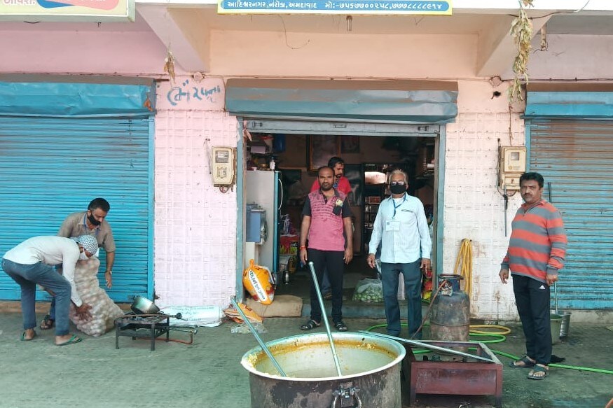 ગજવામાં રૂપિયા નહીં, રહેવા છત નહીં અને પેટ ભરવા રોટલો નહીં. હાલ આ પરિસ્થિતિ વચ્ચે જીવવા મહેશભાઈ મજબૂર બન્યા છે. તેઓ અમરાઈવાડીની ફૂટપાથ પર રહી છેલ્લા ઘણા દિવસોથી પોતાનું જીવન ગુજારી રહ્યા છે. તેઓ અહીં ચાલતા બાપા સીતારામ રસોડામાં ભોજન મેળવી પોતાના દિવસો પણ વિતાવી રહ્યા હતા. ગજવામાં રૂપિયા નહીં, રહેવા છત નહીં અને પેટ ભરવા રોટલો નહીં. હાલ આ પરિસ્થિતિ વચ્ચે જીવવા મહેશભાઈ મજબૂર બન્યા છે. તેઓ અમરાઈવાડીની ફૂટપાથ પર રહી છેલ્લા ઘણા દિવસોથી પોતાનું જીવન ગુજારી રહ્યા છે. તેઓ અહીં ચાલતા બાપા સીતારામ રસોડામાં ભોજન મેળવી પોતાના દિવસો પણ વિતાવી રહ્યા હતા.