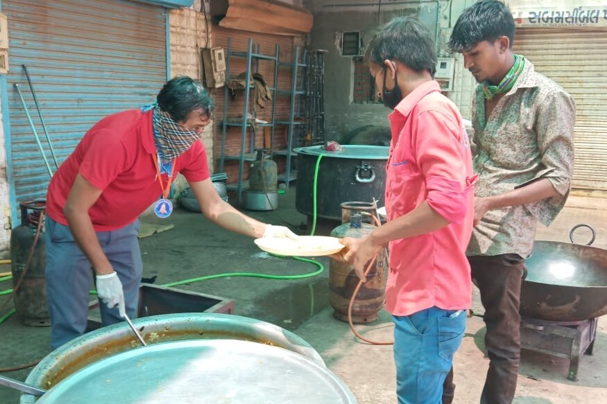 લૉકડાઉનની સ્થિતિમાં અનેક લોકો લાચાર બન્યા છે ત્યારે મહેશભાઈ જેવા વૃદ્ધ ઉપર આકાશ અને નીચે ધરતીની સ્થિતિમાં રહેવા મજબૂર બન્યા છે. ક્યાંક સહારો મળે છે ક્યાંક સહારો છીનવાઈ રહ્યો છે. લૉકડાઉનની સ્થિતિમાં અનેક લોકો લાચાર બન્યા છે ત્યારે મહેશભાઈ જેવા વૃદ્ધ ઉપર આકાશ અને નીચે ધરતીની સ્થિતિમાં રહેવા મજબૂર બન્યા છે. ક્યાંક સહારો મળે છે ક્યાંક સહારો છીનવાઈ રહ્યો છે.