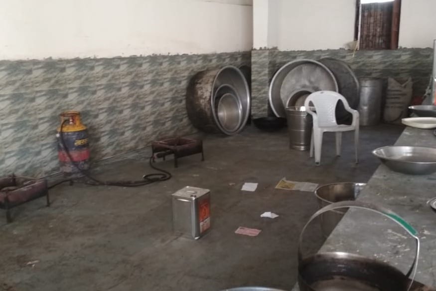 એવામાં સરકારે જાહેર વિતરણ વ્યવસ્થા બંધ કરી દેતા આ રસોડાના સંચાલકોએ રસોડું બંધ કરવાનો નિર્ણય કર્યો છે. એટલે કે મહેશભાઈને હવે ભોજન પણ મળવાનું બંધ થયું છે. હાલ તેમની હાલત ખૂબ જ કફોડી બની છે. એવામાં સરકારે જાહેર વિતરણ વ્યવસ્થા બંધ કરી દેતા આ રસોડાના સંચાલકોએ રસોડું બંધ કરવાનો નિર્ણય કર્યો છે. એટલે કે મહેશભાઈને હવે ભોજન પણ મળવાનું બંધ થયું છે. હાલ તેમની હાલત ખૂબ જ કફોડી બની છે.