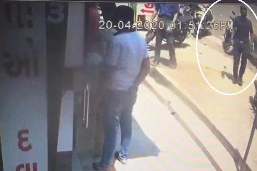 અમદાવાદ : કોરોના વાયરસના કહેર વચ્ચે દેશમાં રસ્તા પર ચલણી નોટો ફેંકવાના અનેક બનાવો સામે આવ્યા છે. આવા તમામ મામલામાં પોલીસ કોઈ કાવતરું હોવાની આશંકાએ ઉંડાણપૂર્વક તપાસ કરી રહી છે. હવે અમદાવાદ શહેરમાં પણ આવો જ બનાવ સામે આવ્યો છે. આ વખતે ચલણી નોટો રોડ પર ફેંકનાર શખ્સ સીસીટીવી કેમેરામાં કેદ થઈ ગયો છે. અમદાવાદની વી.એસ. હૉસ્પિટલ પાસે આવેલા એક મેડિકલ સ્ટોર નજીક આ બનાવ બન્યો હતો. પોલીસે સીસીટીવી ફૂટેજ મેળવીને તપાસ શરૂ કરી છે. આ અંગે સ્થળ પર તપાસ કરવામાં આવી ત્યારે માલુમ પડ્યું હતું કે તાજેતરના દિવસોમાં આવું પાંચ વખત બન્યું છે. અમદાવાદ : કોરોના વાયરસના કહેર વચ્ચે દેશમાં રસ્તા પર ચલણી નોટો ફેંકવાના અનેક બનાવો સામે આવ્યા છે. આવા તમામ મામલામાં પોલીસ કોઈ કાવતરું હોવાની આશંકાએ ઉંડાણપૂર્વક તપાસ કરી રહી છે. હવે અમદાવાદ શહેરમાં પણ આવો જ બનાવ સામે આવ્યો છે. આ વખતે ચલણી નોટો રોડ પર ફેંકનાર શખ્સ સીસીટીવી કેમેરામાં કેદ થઈ ગયો છે. અમદાવાદની વી.એસ. હૉસ્પિટલ પાસે આવેલા એક મેડિકલ સ્ટોર નજીક આ બનાવ બન્યો હતો. પોલીસે સીસીટીવી ફૂટેજ મેળવીને તપાસ શરૂ કરી છે. આ અંગે સ્થળ પર તપાસ કરવામાં આવી ત્યારે માલુમ પડ્યું હતું કે તાજેતરના દિવસોમાં આવું પાંચ વખત બન્યું છે.