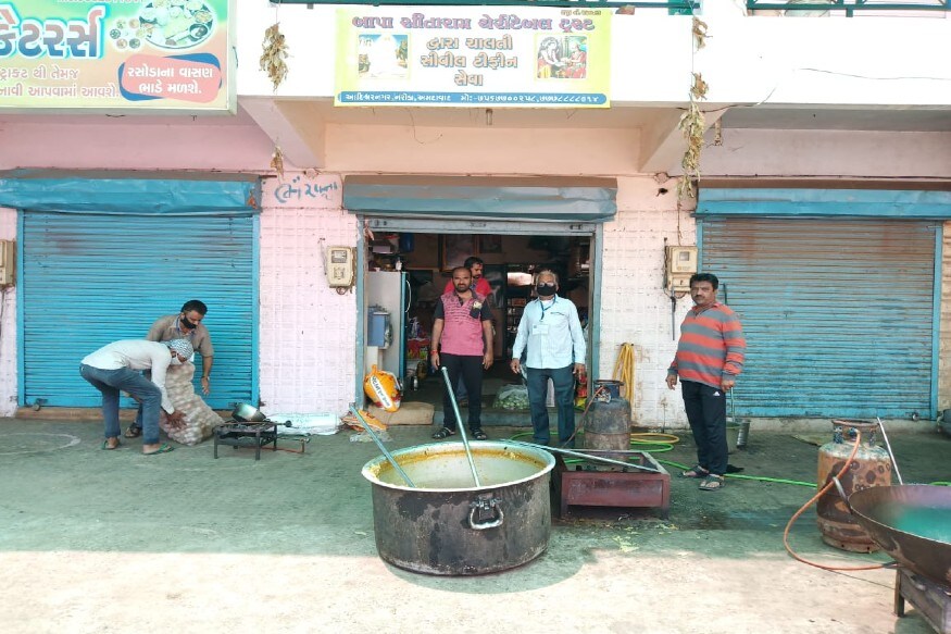 સંજય જોષી અમદાવાદ : અમદાવાદના વિવિધ વિસ્તારોમાં રામ રસોડા lockdown ના સમયથી જ શરૂ થઈ ગયા હતા જો કે સરકારે ખાનગી વિતરણ વ્યવસ્થા પર રોક મૂકતા ઘણી જગ્યાઓ પર તે બંધ થઈ ગયા છે. આ રસોડામાં એક માત્ર અમરાઈ વાડીનું રસોડા દ્વારા રોજના 1500થી વધુ લોકો સુધી અન્ન પહોંચાડવામાં આવતું હતું. સંજય જોષી અમદાવાદ : અમદાવાદના વિવિધ વિસ્તારોમાં રામ રસોડા lockdown ના સમયથી જ શરૂ થઈ ગયા હતા જો કે સરકારે ખાનગી વિતરણ વ્યવસ્થા પર રોક મૂકતા ઘણી જગ્યાઓ પર તે બંધ થઈ ગયા છે. આ રસોડામાં એક માત્ર અમરાઈ વાડીનું રસોડા દ્વારા રોજના 1500થી વધુ લોકો સુધી અન્ન પહોંચાડવામાં આવતું હતું.