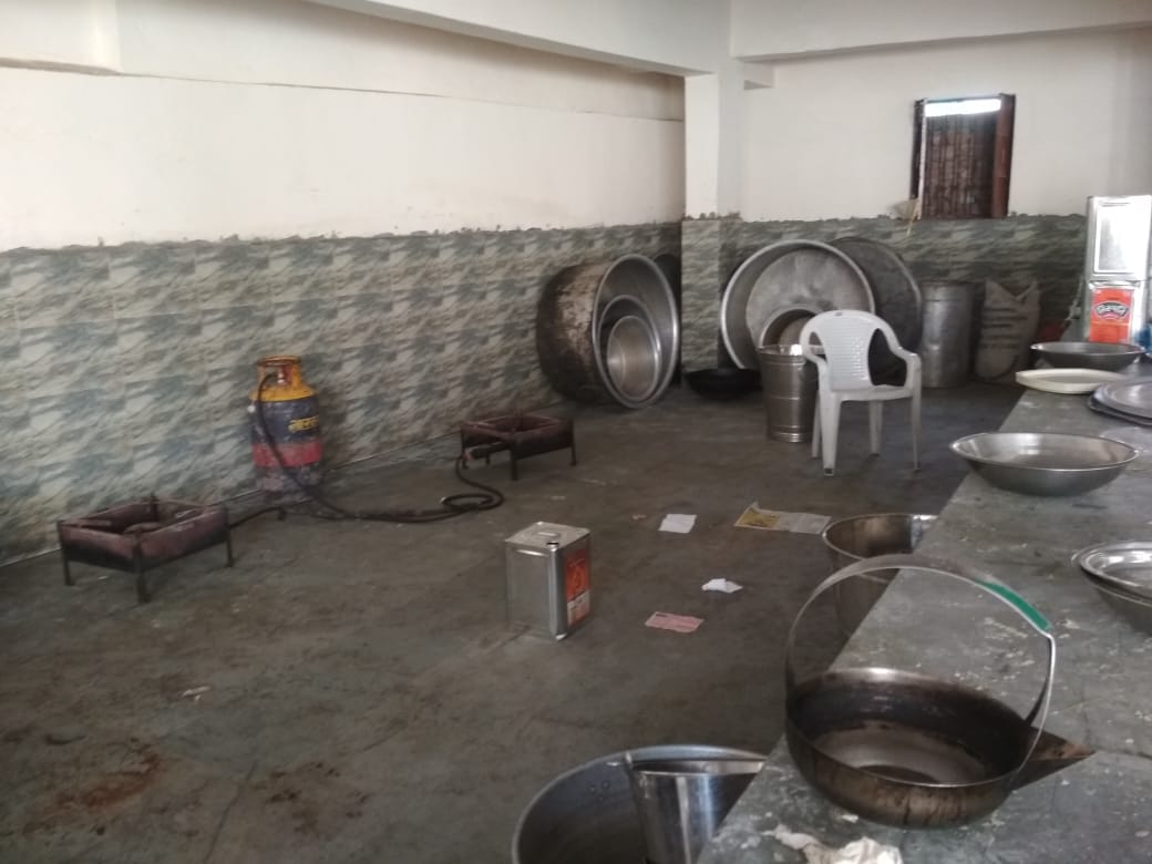 જોકે તે આજથી બંધ થઈ ગયું છે અને પરિણામે સ્થાનિક 1500 લોકો સુધી અહીંથી જે ભોજન પહોંચતું હતું તે પહોંચવાનું બંધ થઇ જતા લોકોના હાલ બેહાલ થયા છે રસોડાના લોકોનું કહેવું છે કે જે લોકો સુધી અમે અન્ન પહોંચાડતા હતા તે લોકોને આજે સરકારે કોઈપણ પ્રકારનું ફૂડ પેકેટ કે રાહત પહોંચાડી નથી. જોકે તે આજથી બંધ થઈ ગયું છે અને પરિણામે સ્થાનિક 1500 લોકો સુધી અહીંથી જે ભોજન પહોંચતું હતું તે પહોંચવાનું બંધ થઇ જતા લોકોના હાલ બેહાલ થયા છે રસોડાના લોકોનું કહેવું છે કે જે લોકો સુધી અમે અન્ન પહોંચાડતા હતા તે લોકોને આજે સરકારે કોઈપણ પ્રકારનું ફૂડ પેકેટ કે રાહત પહોંચાડી નથી.