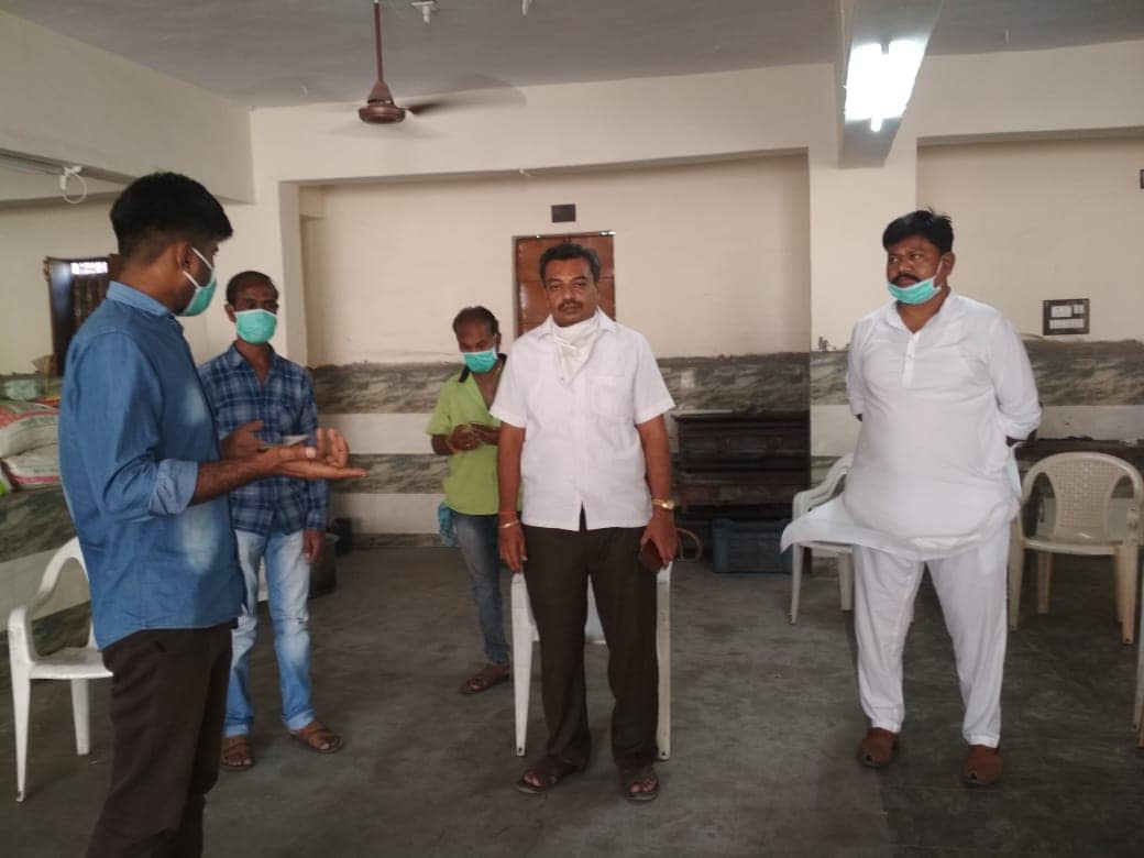 બાપાસીતારામ રસોડું ચલાવતા અને સ્થાનિક આગેવા ન સજ્જનસિંહ જાડેજા નું કહેવું છે કે અમે રોડ પર રહેતા ગરીબ લોકો અને શ્રમજીવી પરિવારો સુધી જે રીતે રાત દિવસ ત્રણથી ચાર હજાર લોકોને ભોજન પહોંચાડતા હતા તે લોકો સુધી પહોંચ્યું નથી અને તેઓ નિરાધાર બન્યા છે. બાપાસીતારામ રસોડું ચલાવતા અને સ્થાનિક આગેવા ન સજ્જનસિંહ જાડેજા નું કહેવું છે કે અમે રોડ પર રહેતા ગરીબ લોકો અને શ્રમજીવી પરિવારો સુધી જે રીતે રાત દિવસ ત્રણથી ચાર હજાર લોકોને ભોજન પહોંચાડતા હતા તે લોકો સુધી પહોંચ્યું નથી અને તેઓ નિરાધાર બન્યા છે.