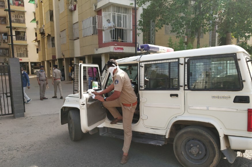 અમદાવાદ : અમદાવાદના ગોતામાં આવેલા વંદેમાતર સિટી માં આવેલ સયોના તિલક ૩ માં ડી બ્લોક માં આ દંપતી છેલ્લા કેટલાક સમય થી ભાડે રહેતા હતા. જો કે બે ત્રણ દિવસ થી મકાન નો દરવાજો ખોલતા ના હતા અને ગઈકાલે બપોરે મકાન માંથી દુર્ગંધ મારતા આસપાસ ના સ્થાનિકો એ સમગ્ર ઘટના ની જાણ મકાન માલિક ને કરી હતી. મકાન માલિકે આ અંગે પોલીસને જાણ કરતા પોલીસ ઘટના સ્થળે આવી પહોંચી હતી. અમદાવાદ : અમદાવાદના ગોતામાં આવેલા વંદેમાતર સિટી માં આવેલ સયોના તિલક ૩ માં ડી બ્લોક માં આ દંપતી છેલ્લા કેટલાક સમય થી ભાડે રહેતા હતા. જો કે બે ત્રણ દિવસ થી મકાન નો દરવાજો ખોલતા ના હતા અને ગઈકાલે બપોરે મકાન માંથી દુર્ગંધ મારતા આસપાસ ના સ્થાનિકો એ સમગ્ર ઘટના ની જાણ મકાન માલિક ને કરી હતી. મકાન માલિકે આ અંગે પોલીસને જાણ કરતા પોલીસ ઘટના સ્થળે આવી પહોંચી હતી.