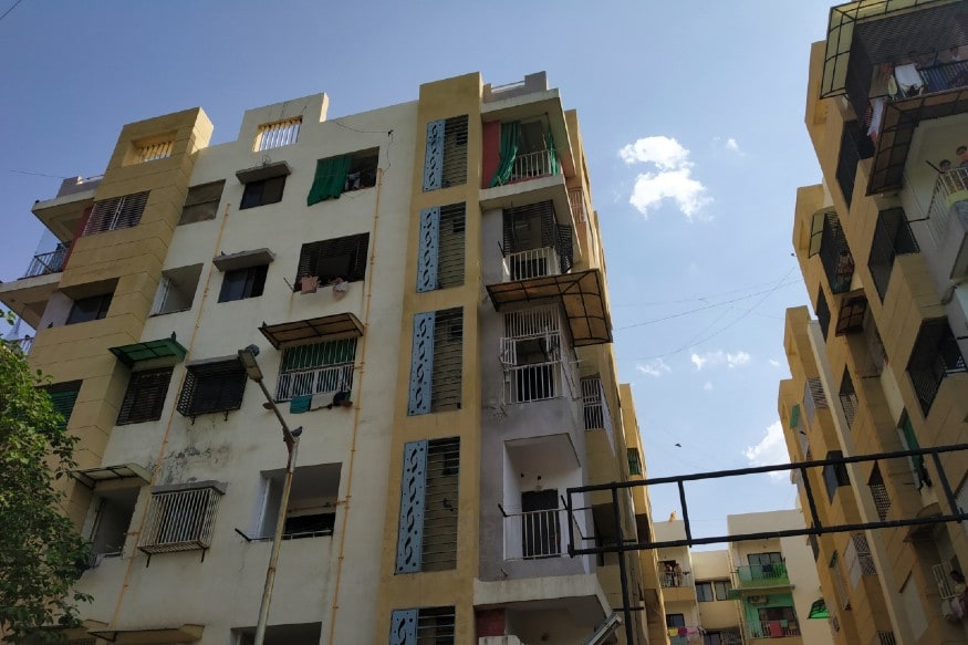 પોલીસની તપાસમાં જાણવામાં આવ્યું હતું કે પતિએ પત્નીને હત્યા કરી હતી અને પોતે એસિડ પીને આપઘાત કરી જીવન ટૂંંકાવી લીધું હતું. પત્નીના શરીર પરથી નિશાનો મળી આવતા હત્યાની થિયરી તરફ પોલીસે તપાસ શરૂ કરી છે. તો બીજી તરફ ઘર માંથી કોઈ વાંધા જનક વસ્તુ પણ મળી આવી નથી. હાલ માં પોલીસ એ બંને ના મૃતદેહ ને પોસ્ટ મોતમ માટે મોકલી આપી એફ એસ એલ ની મદદ લઇ તપાસ હાથ ધરી હતી. પોલીસની તપાસમાં જાણવામાં આવ્યું હતું કે પતિએ પત્નીને હત્યા કરી હતી અને પોતે એસિડ પીને આપઘાત કરી જીવન ટૂંંકાવી લીધું હતું. પત્નીના શરીર પરથી નિશાનો મળી આવતા હત્યાની થિયરી તરફ પોલીસે તપાસ શરૂ કરી છે. તો બીજી તરફ ઘર માંથી કોઈ વાંધા જનક વસ્તુ પણ મળી આવી નથી. હાલ માં પોલીસ એ બંને ના મૃતદેહ ને પોસ્ટ મોતમ માટે મોકલી આપી એફ એસ એલ ની મદદ લઇ તપાસ હાથ ધરી હતી.