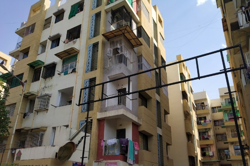 પોલીસે આસપાસના સ્થાનિક રહેવાસીઓના નિવેદન નોંધવાની પણ કામગીરી શરૂ કરી હતી. જોકે પોલીસને આશંકા હતી કે કોઈ અંગત એ કારણોસર આ દંપતી એ આત્મહત્યા કરી હોઈ શકે છેે પરંતુ પતિએ પત્નીને મારી નાંખી અને પોતે એસિડ પી લીધું હોવાનો ખુલાસો થતા ખળભળાટ મચી ગયો છે. પોલીસે આસપાસના સ્થાનિક રહેવાસીઓના નિવેદન નોંધવાની પણ કામગીરી શરૂ કરી હતી. જોકે પોલીસને આશંકા હતી કે કોઈ અંગત એ કારણોસર આ દંપતી એ આત્મહત્યા કરી હોઈ શકે છેે પરંતુ પતિએ પત્નીને મારી નાંખી અને પોતે એસિડ પી લીધું હોવાનો ખુલાસો થતા ખળભળાટ મચી ગયો છે.