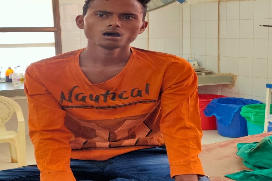 બનાસકાંઠા : લૉકડાઉનના કારણે અનેક પરપ્રાંતિય શ્રમિકો ફસાઈ ગયા છે ત્યારે ગઈકાલે બનાસકાંઠામાં ભારત પાકિસ્તાન બોર્ડર પર આવેલા નડેશ્વરી મંદિરના પ્રાંગણમાં એક કારીગરે વિચિત્ર પગલું ભર્યુ હતું. મધ્યપ્રદેશના આ શિલ્પકારે લૉકડાઉનમાં ફસાઈ જવાના કારણે તીક્ષ્ણ હથિયાર વડે પોતાની જ જીભ કાપી નાંખી હતી. ઘટનાની જાણ થતા જ બોર્ડર સિક્યોરિટી ફોર્સ (BSF)ના જવાનોએ તેને હૉસ્પિટલમાં ખસેડ્યો હતો. બનાસકાંઠા : લૉકડાઉનના કારણે અનેક પરપ્રાંતિય શ્રમિકો ફસાઈ ગયા છે ત્યારે ગઈકાલે બનાસકાંઠામાં ભારત પાકિસ્તાન બોર્ડર પર આવેલા નડેશ્વરી મંદિરના પ્રાંગણમાં એક કારીગરે વિચિત્ર પગલું ભર્યુ હતું. મધ્યપ્રદેશના આ શિલ્પકારે લૉકડાઉનમાં ફસાઈ જવાના કારણે તીક્ષ્ણ હથિયાર વડે પોતાની જ જીભ કાપી નાંખી હતી. ઘટનાની જાણ થતા જ બોર્ડર સિક્યોરિટી ફોર્સ (BSF)ના જવાનોએ તેને હૉસ્પિટલમાં ખસેડ્યો હતો.