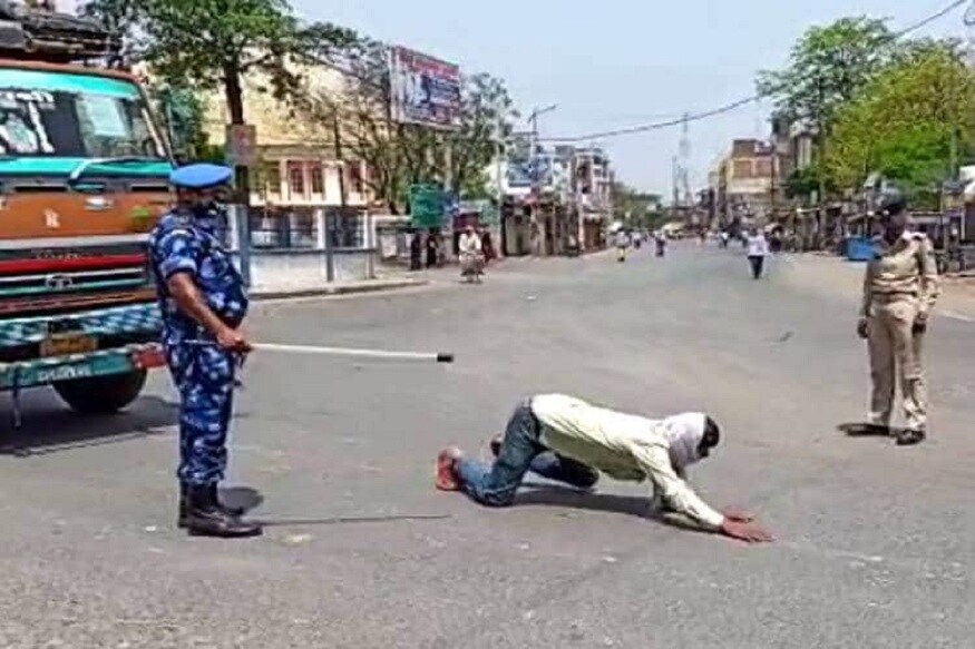 પોલીસના કહેવા ઉપર ટ્રક ડ્રાઈવર તડકામાં તપતા રસ્તા ઉપર સુઈને મગરની જેમ તરતા દેખાય છે. પોલીસ વચ્ચે વચ્ચે દંડા પણ મારતી હતી. અર્ધસૈનિક બળના જવાન પણ ડ્રાઈવરની મગરની જેવ તરવા માટે મજબૂર કરતા દેખાય છે. પોલીસના કહેવા ઉપર ટ્રક ડ્રાઈવર તડકામાં તપતા રસ્તા ઉપર સુઈને મગરની જેમ તરતા દેખાય છે. પોલીસ વચ્ચે વચ્ચે દંડા પણ મારતી હતી. અર્ધસૈનિક બળના જવાન પણ ડ્રાઈવરની મગરની જેવ તરવા માટે મજબૂર કરતા દેખાય છે.